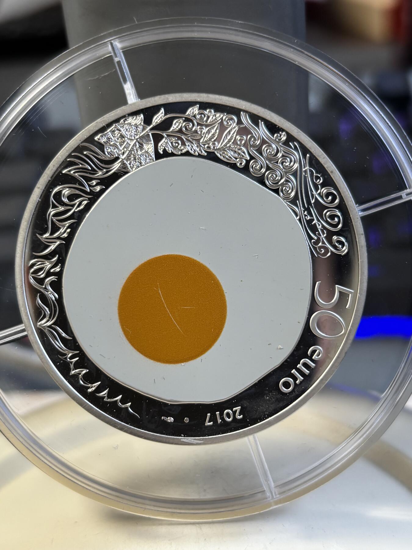 第195期拍卖 获奖法国2017年米其林季萨瓦餐厅的鸡蛋5盎司银币，950银，发行500枚，有瑕疵，获克劳斯2019年度最佳银币