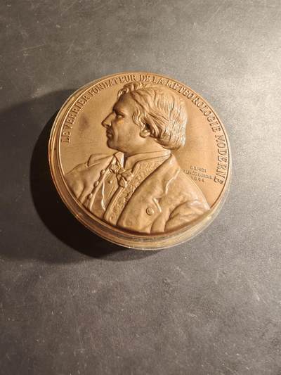 老王徽章第188期 - 法国著名天文学家勒维耶大铜章    高浮雕     塑料盒    直径54mm     重量82.7g