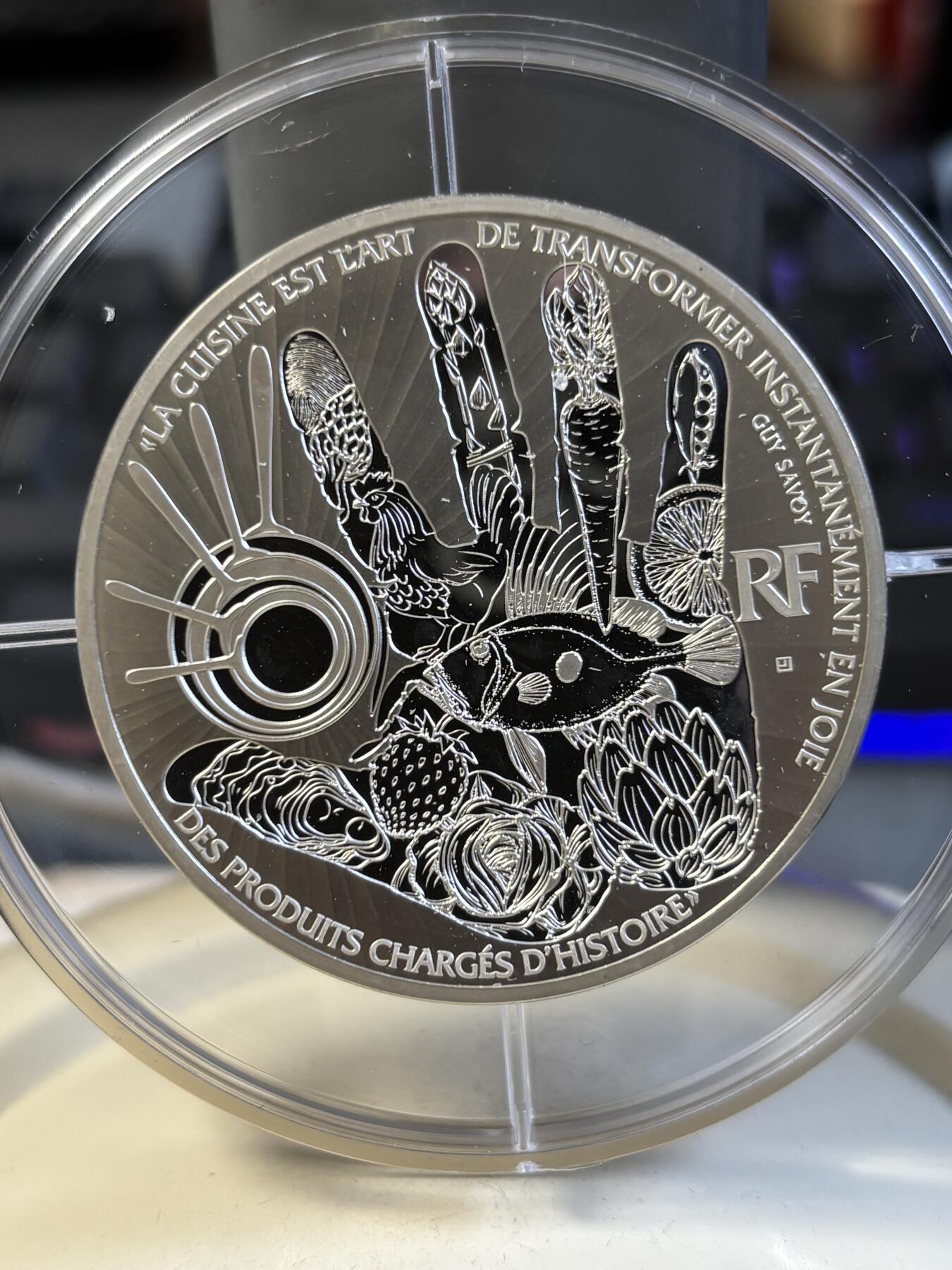 第195期拍卖 获奖法国2017年米其林季萨瓦餐厅的鸡蛋5盎司银币，950银，发行500枚，有瑕疵，获克劳斯2019年度最佳银币