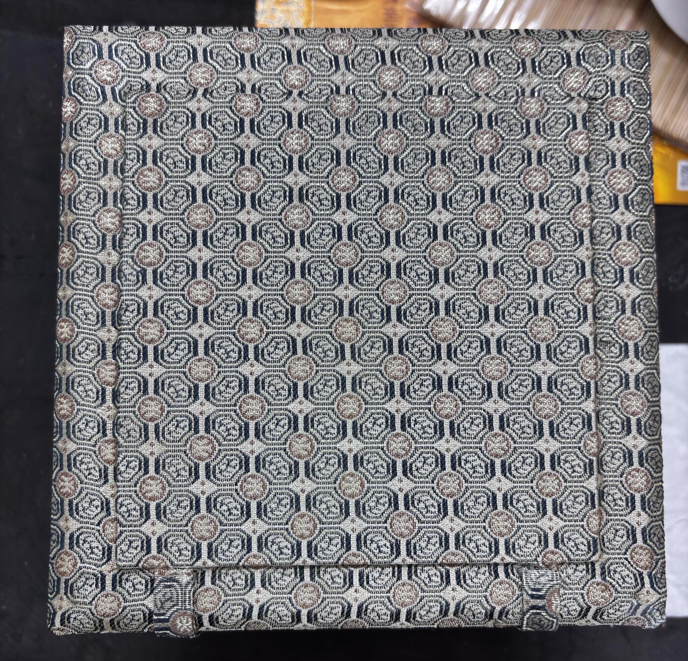 文馨钱币收藏第 297 场，银币，古钱币，铜元场，长期接代拍业务 邵美华紫砂壶，带原盒签名介绍等，一等一的好紫砂壶