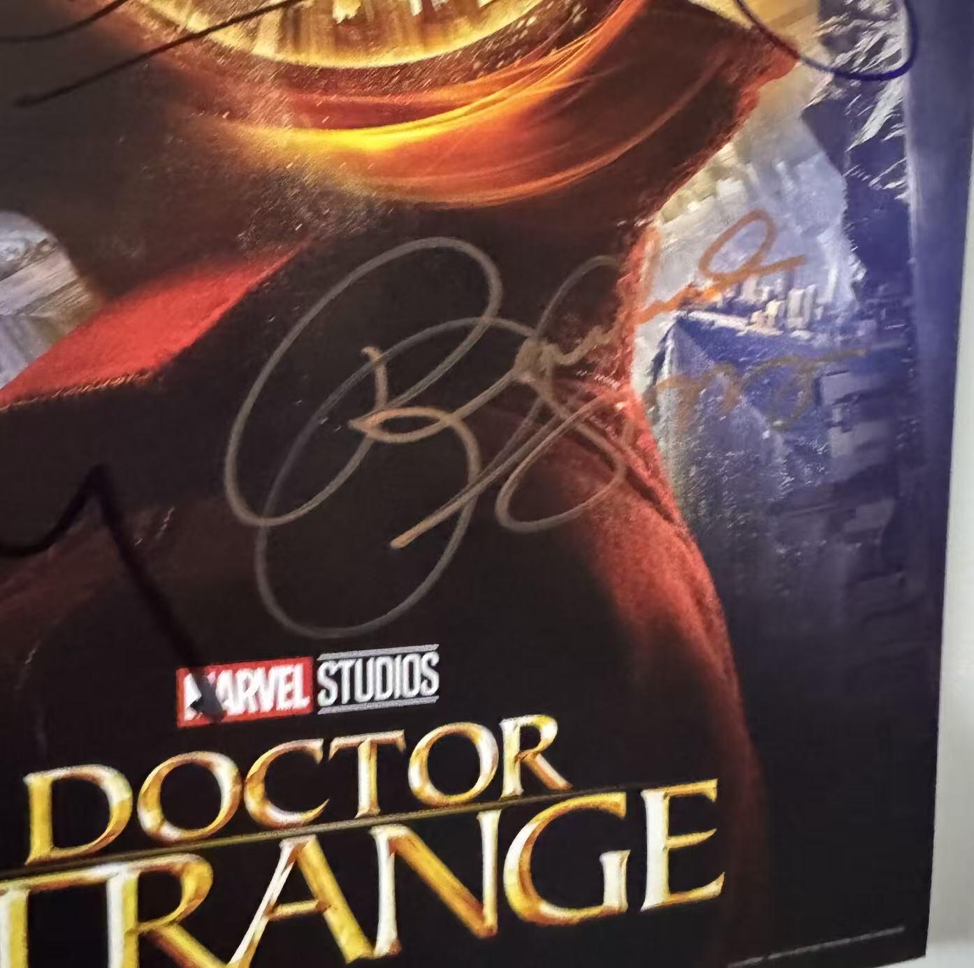 零元拍：《奇异博士》IMAX零点海报，签于美国当地时间2016年10月20日在洛杉矶举行的影片全球首映礼。尺寸：285X420MM。六位签名卡司名录： "博士"本尼迪克特·康伯巴奇 "古一"蒂尔达·斯文顿 "克里斯汀·帕尔默"瑞秋·麦克亚当斯 "卡西利亚斯"麦斯·米科尔森(汉尼拔) "莫度"切瓦特·埃加福特 "王"本尼迪克特·王