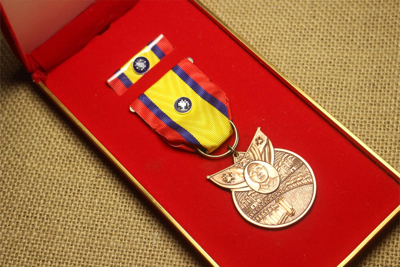 2026.3.25日系拍卖 台湾版抗战胜利七十周年纪念章，紫铜材质，库存品相