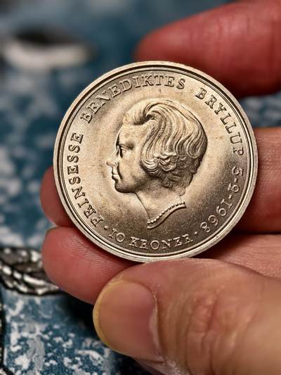 抚柳草堂-第十八期章牌钱币  奖章勋章限时免佣 满百包邮 放漏专场 - 1968丹麦弗雷德里克九世 贝内迪克特公主婚礼10克朗纪念银币 重20.5克 原光极美品