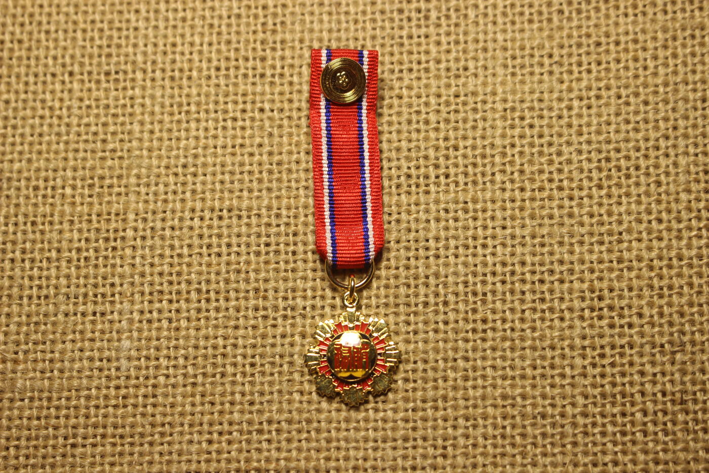 2026.3.25日系拍卖 台湾三等服务奖章，合金材质，章体体积巨大，库存品相