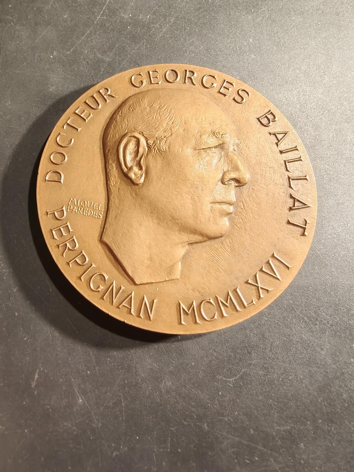 老王徽章第188期 法国乔治拜亚医生大铜章    原盒      乔治·拜亚（1896–1987）是法国著名的医生、二战时期的抵抗战士以及政治家，他曾担任佩皮尼昂地区医师公会首任系主任      直径76mm     重量240.5g
