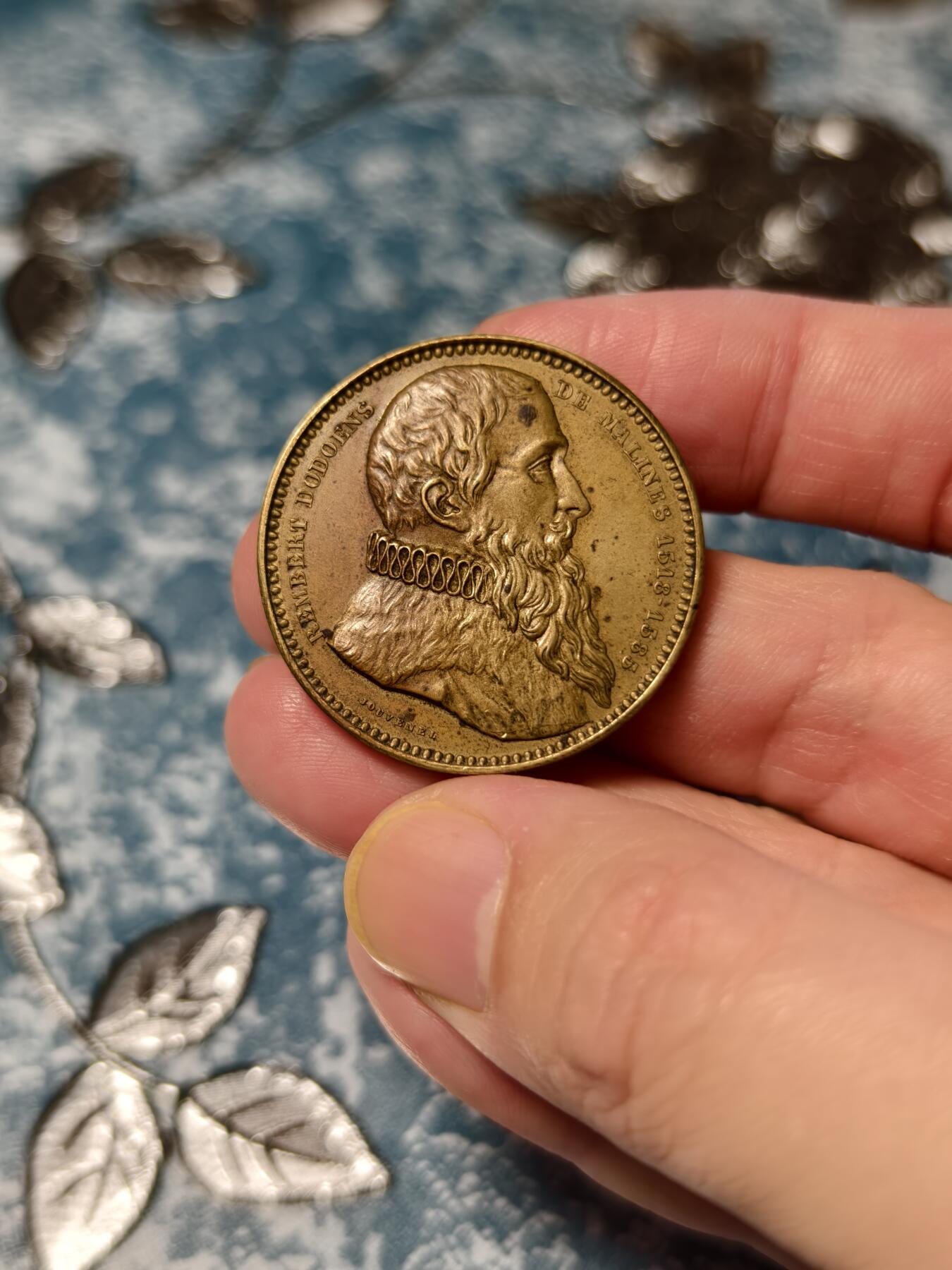 抚柳草堂-第十八期章牌钱币  奖章勋章限时免佣 满百包邮 放漏专场 比利时伦伯特·多登斯纪念章 重16.6g 直径34.2mm  早期少见品种 状态不错