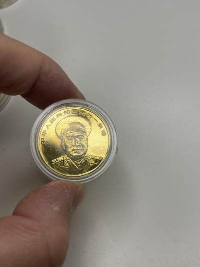 新时代收藏快速小拍 拍卖本周一线所得新货 欢迎关注 - 十大元帅纪念章 镀24 K金 朱德 背后是三大勋章