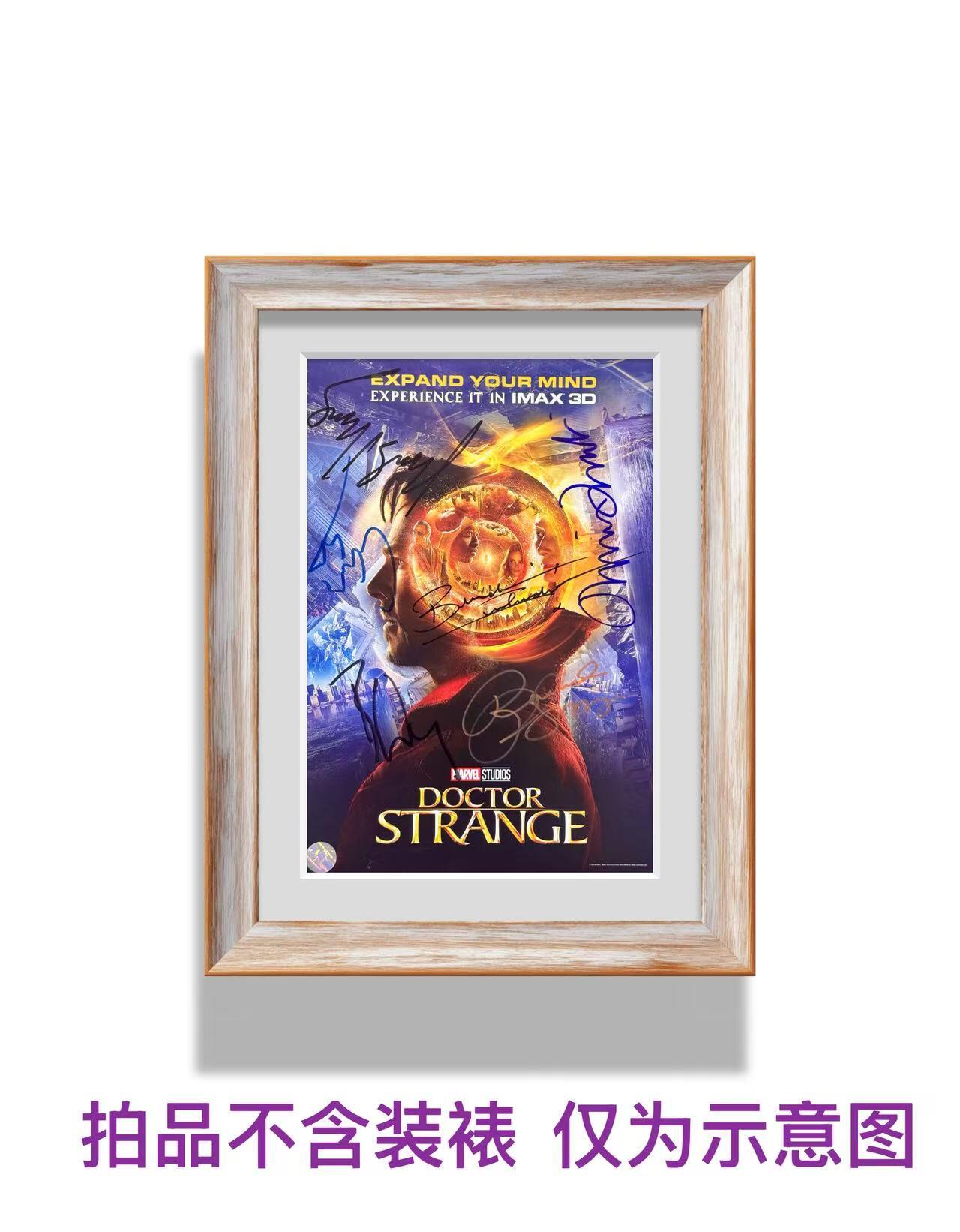 零元拍：《奇异博士》IMAX零点海报，签于美国当地时间2016年10月20日在洛杉矶举行的影片全球首映礼。尺寸：285X420MM。六位签名卡司名录： "博士"本尼迪克特·康伯巴奇 "古一"蒂尔达·斯文顿 "克里斯汀·帕尔默"瑞秋·麦克亚当斯 "卡西利亚斯"麦斯·米科尔森(汉尼拔) "莫度"切瓦特·埃加福特 "王"本尼迪克特·王