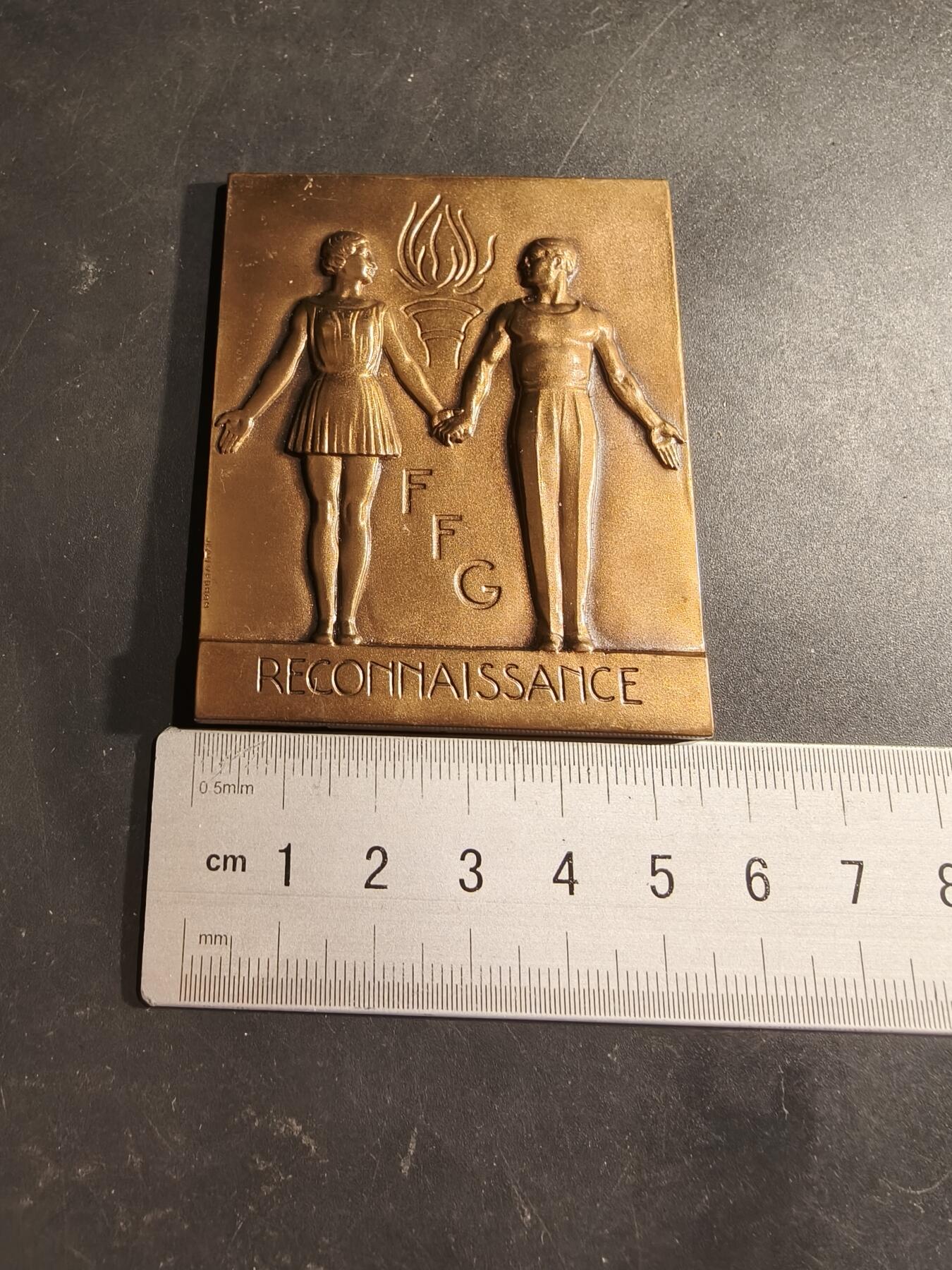 老王徽章第188期 法国体操联合会方形大铜章    大师维农作品    原盒    尺寸69×53mm    装饰风格