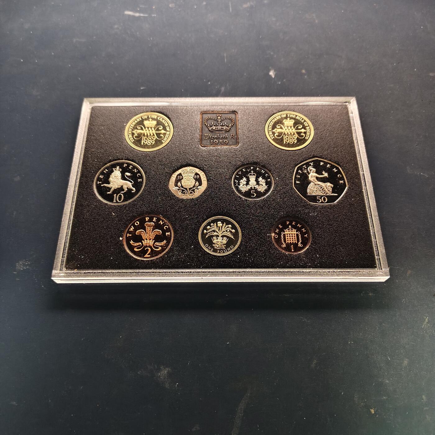 【全场包邮】纯粹捡漏拍515场 英国1989年官方精制套币-盒证全-含2镑权利法案300周年2枚全套+1镑四邦国花系列苏格兰蓟花