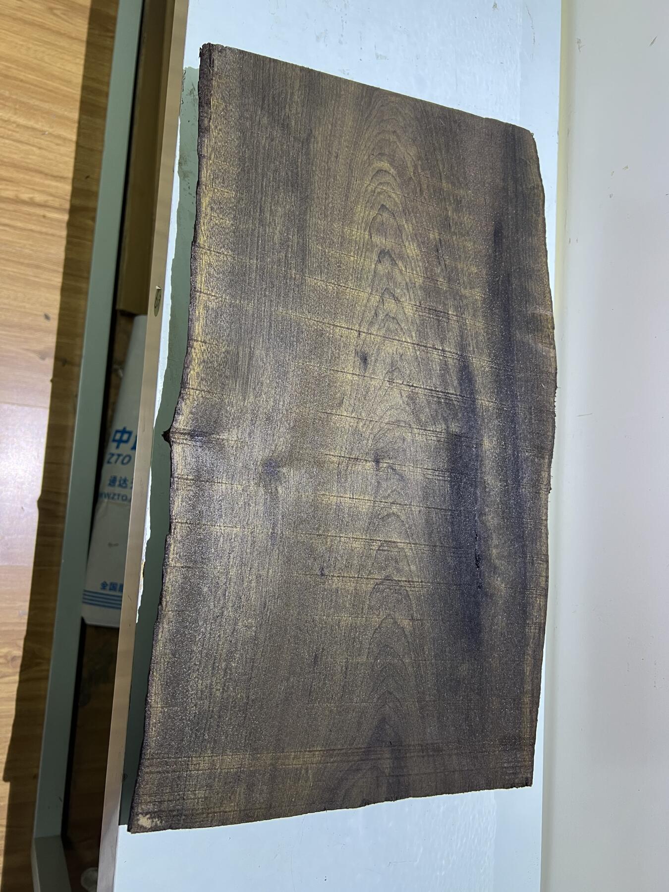 零元拍：NO.31金丝楠绿阴沉料，山峰纹，天然干泡台，无需打磨就已经金光闪闪。满金丝药香，尺寸约：53.5/26/3.8CM。重八斤多