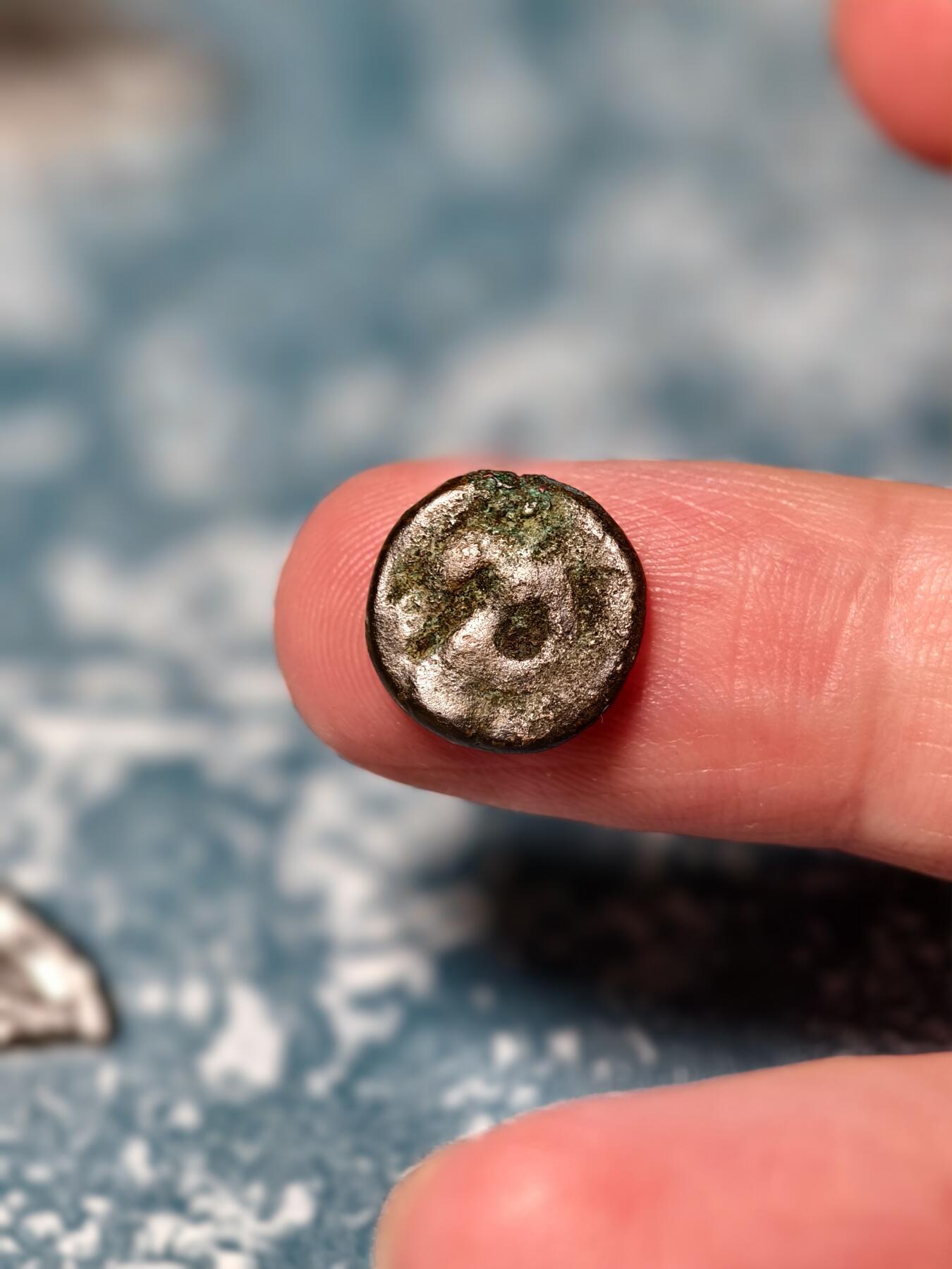 抚柳草堂-第十八期章牌钱币  奖章勋章限时免佣 满百包邮 放漏专场 三佛齐王国末期至满者伯夷王国早期打制小银币 1.6g重 正面有檀香花徽记，背面爪哇岛文，面值1 Unit或称Masa