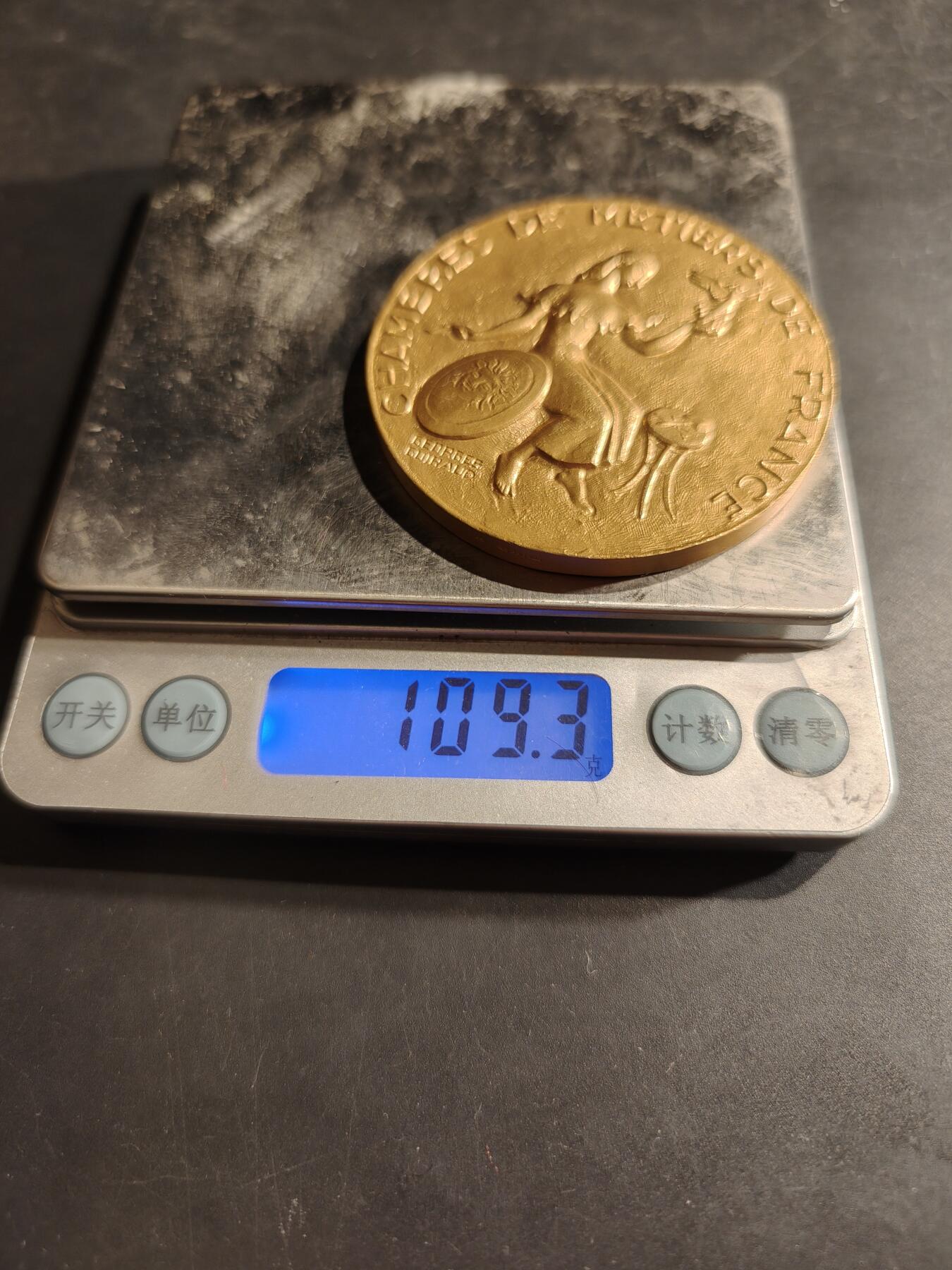 老王徽章第188期 法国手工业协会镀金大铜章     直径58mm    重量108.9g