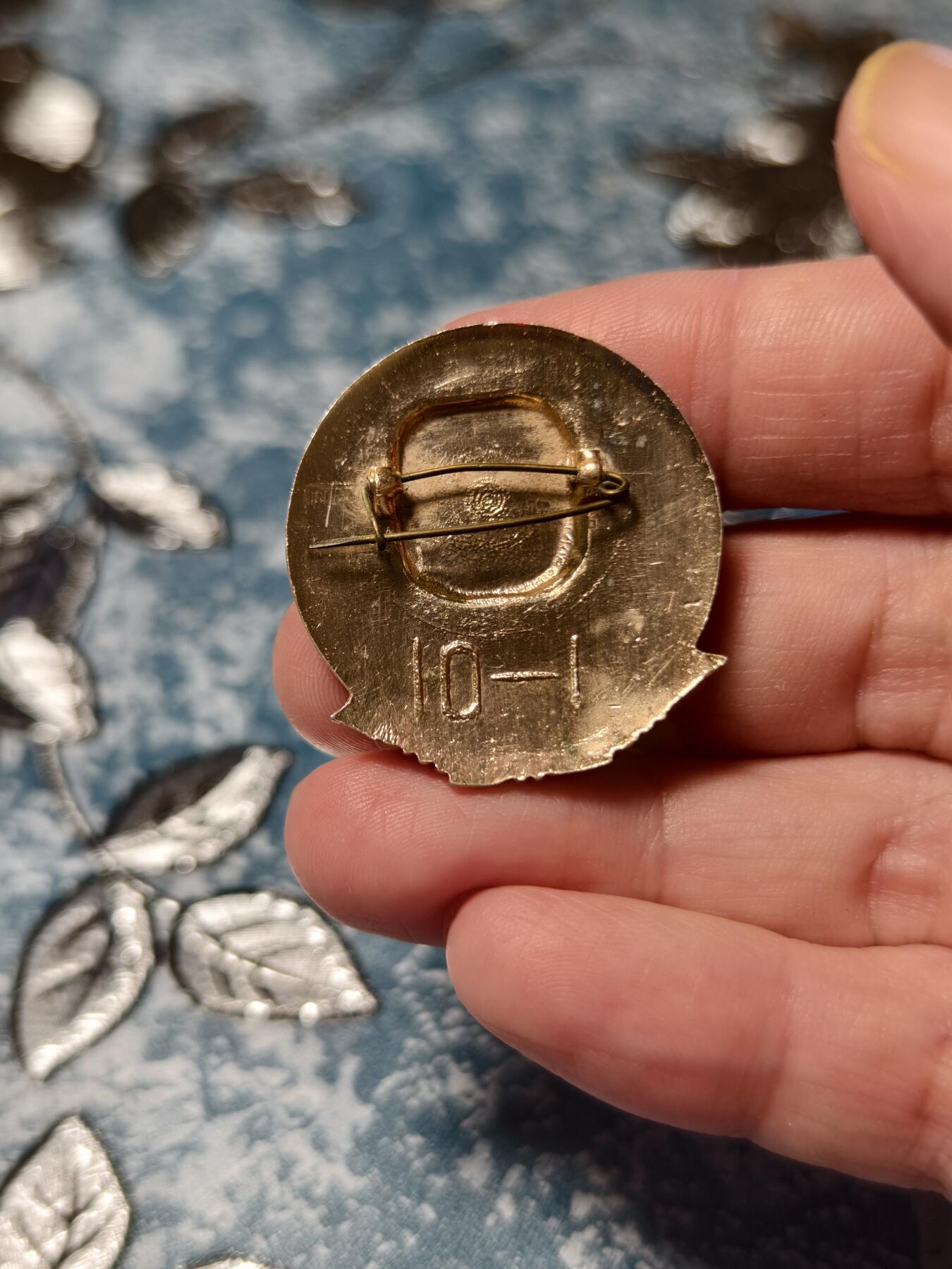 抚柳草堂-第十八期章牌钱币  奖章勋章限时免佣 满百包邮 放漏专场 六七十年代 毛主席像章 葵花异型 34*32左右