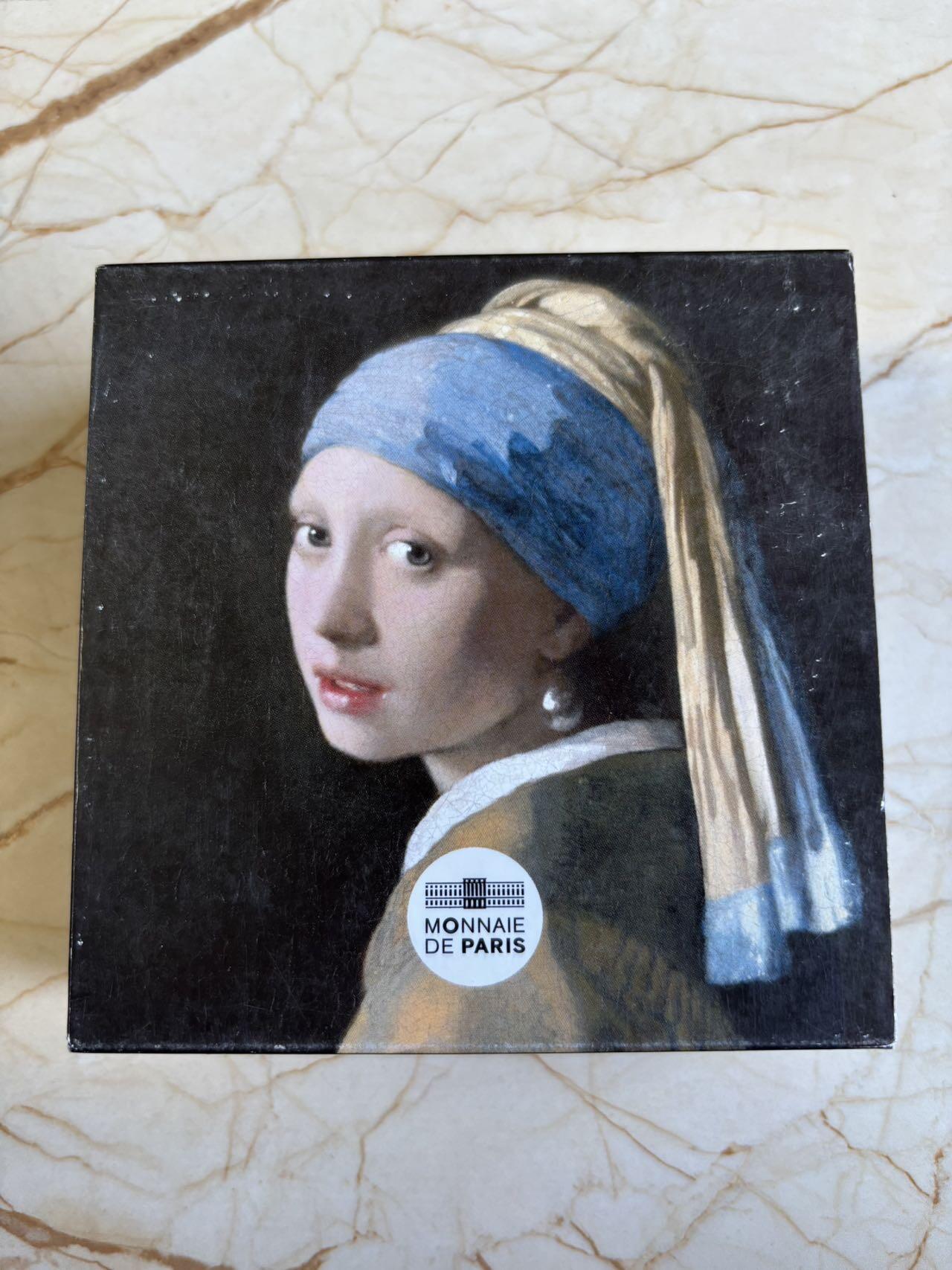 第195期拍卖 法国2021年名画系列戴珍珠耳环的少女100克银币，999银，发行500枚，侧看有丝痕