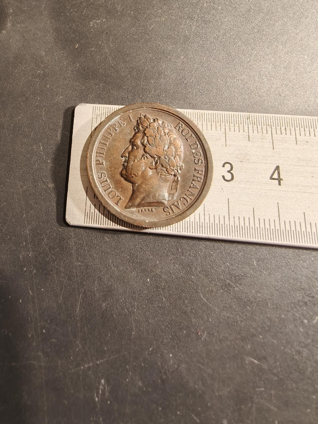 老王徽章第188期 法国1842年路易菲利普时期“军队致敬奥尔良公爵”大铜章    早期手指边铭     直径26mm     重量8.7g