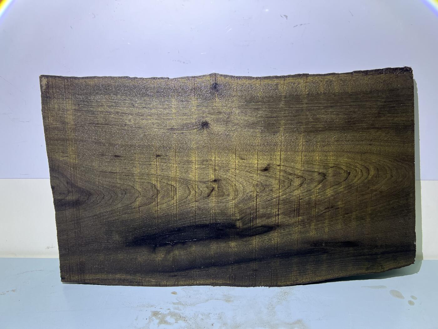 零元拍：NO.31金丝楠绿阴沉料，山峰纹，天然干泡台，无需打磨就已经金光闪闪。满金丝药香，尺寸约：53.5/26/3.8CM。重八斤多