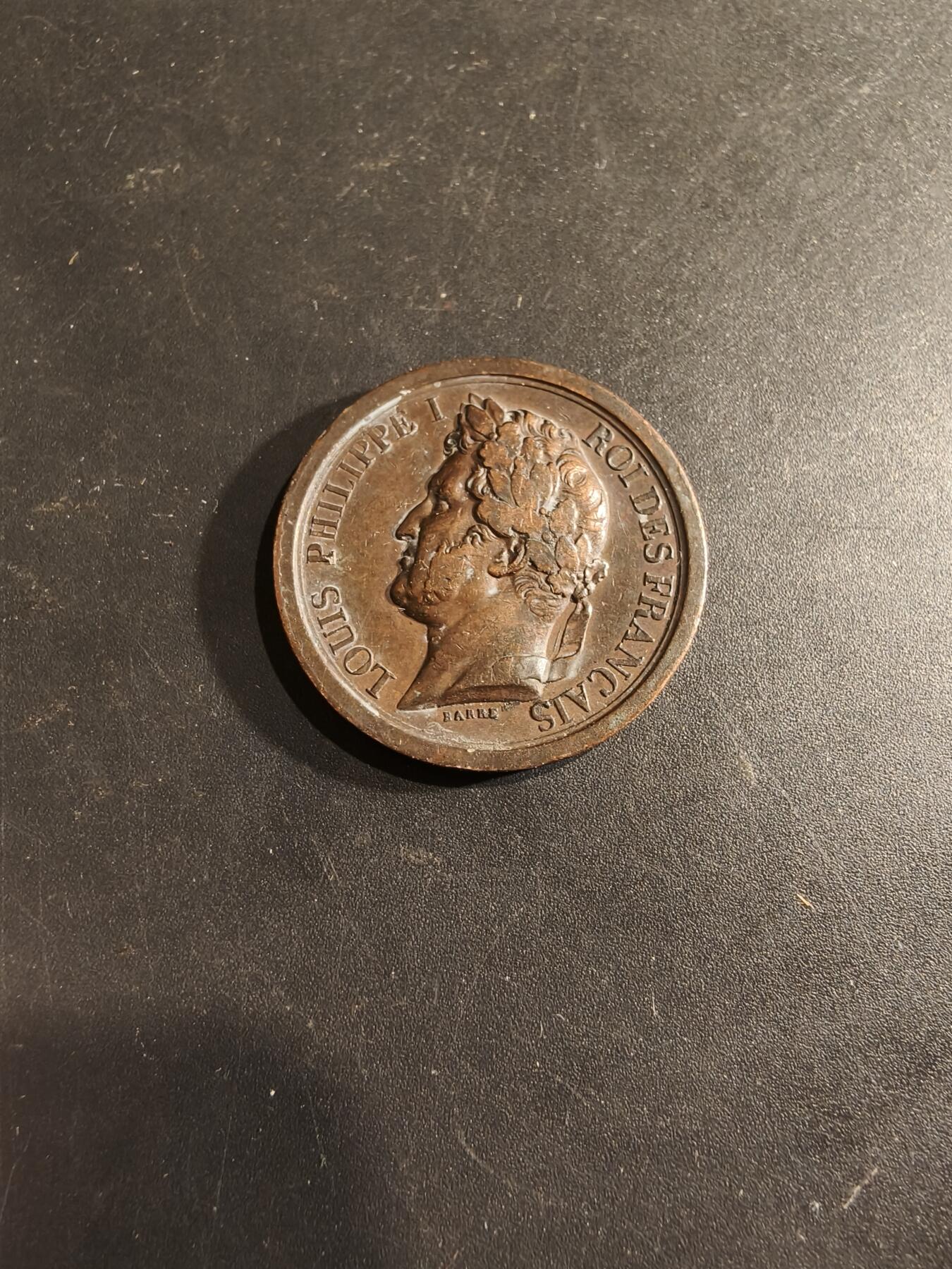 老王徽章第188期 法国1842年路易菲利普时期“军队致敬奥尔良公爵”大铜章    早期手指边铭     直径26mm     重量8.7g