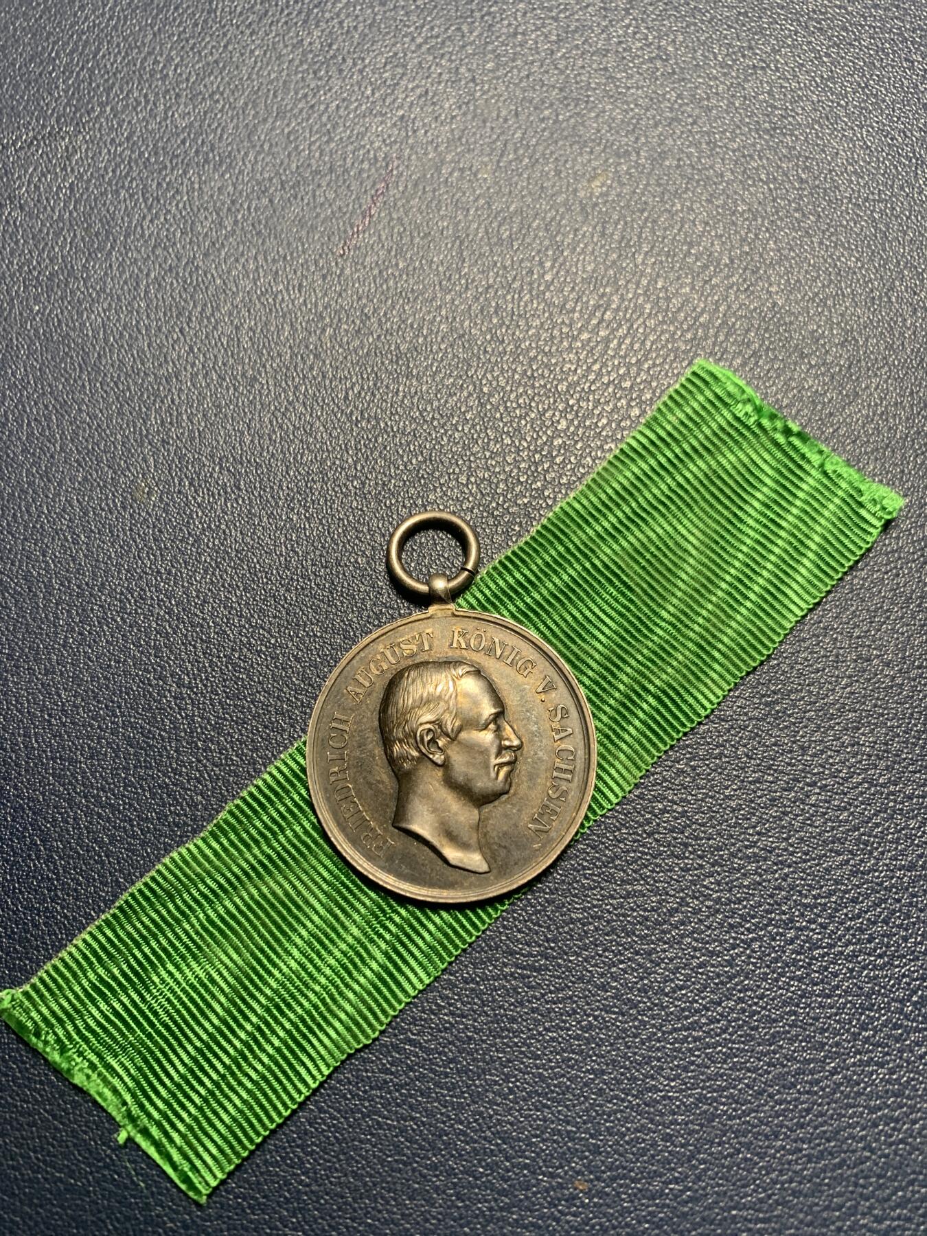 欢度清明，直接出价就行，这场不读秒到点直接结拍。 （银质）萨克森王国公务员忠诚服务奖章，12.49克