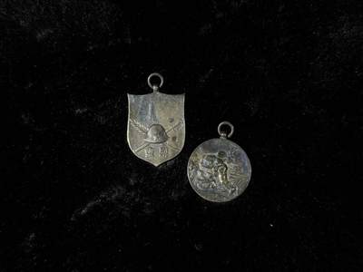 戎马世界章牌大赏，第113期 - 影视道具用的伪满洲国慰灵纪念章与满洲事变纪念章一组