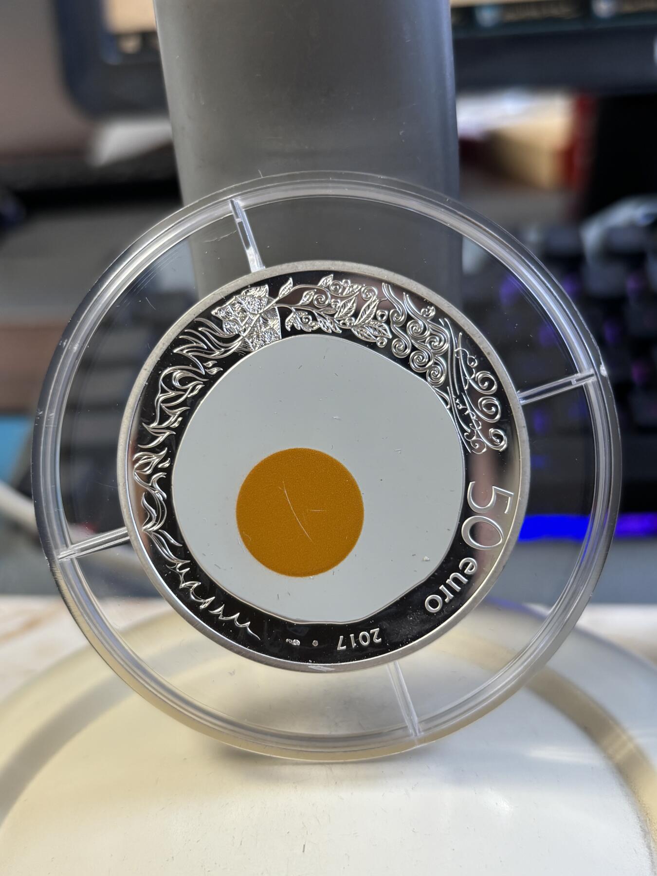 第195期拍卖 获奖法国2017年米其林季萨瓦餐厅的鸡蛋5盎司银币，950银，发行500枚，有瑕疵，获克劳斯2019年度最佳银币