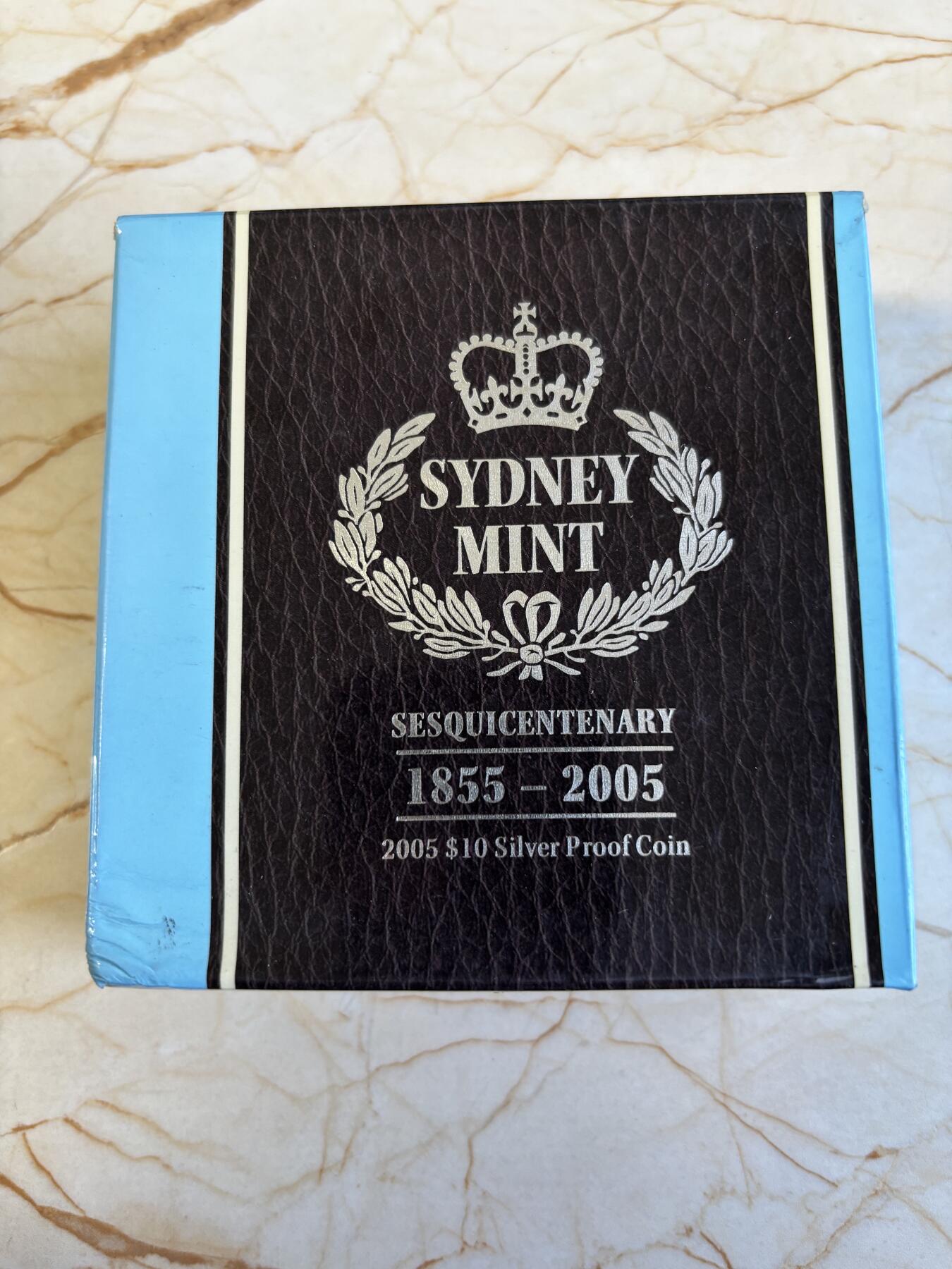 第195期拍卖 澳大利亚2005年悉尼造币厂成立150周年镀金60.5克纪念大银币，999银，60.5克，发行10000枚，塑料盒有裂痕