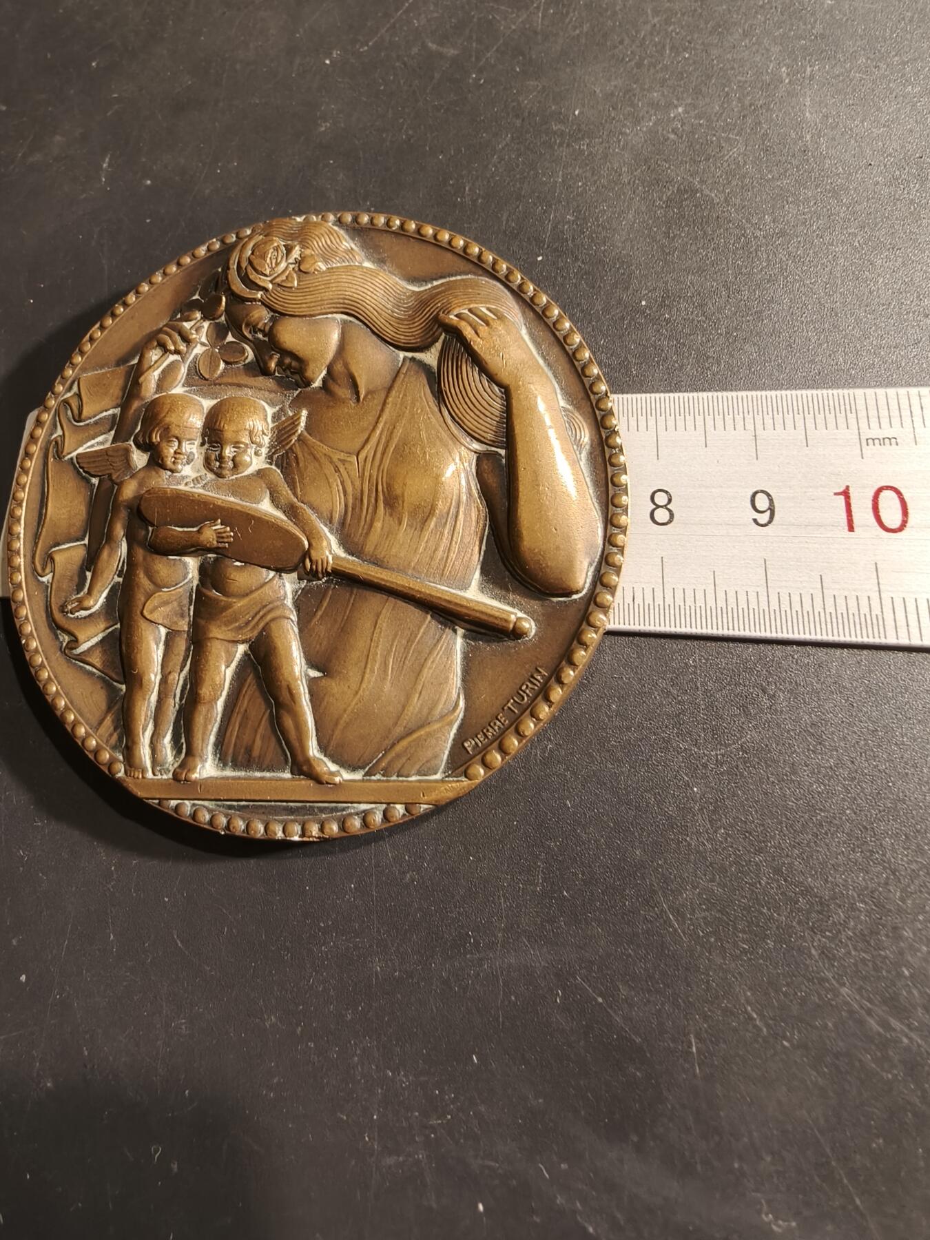 老王徽章第188期 法国“持镜女子与小天使”大铜章    带盒子    大师皮埃尔图林作品   装饰艺术名作     直径77mm     重量193.4g