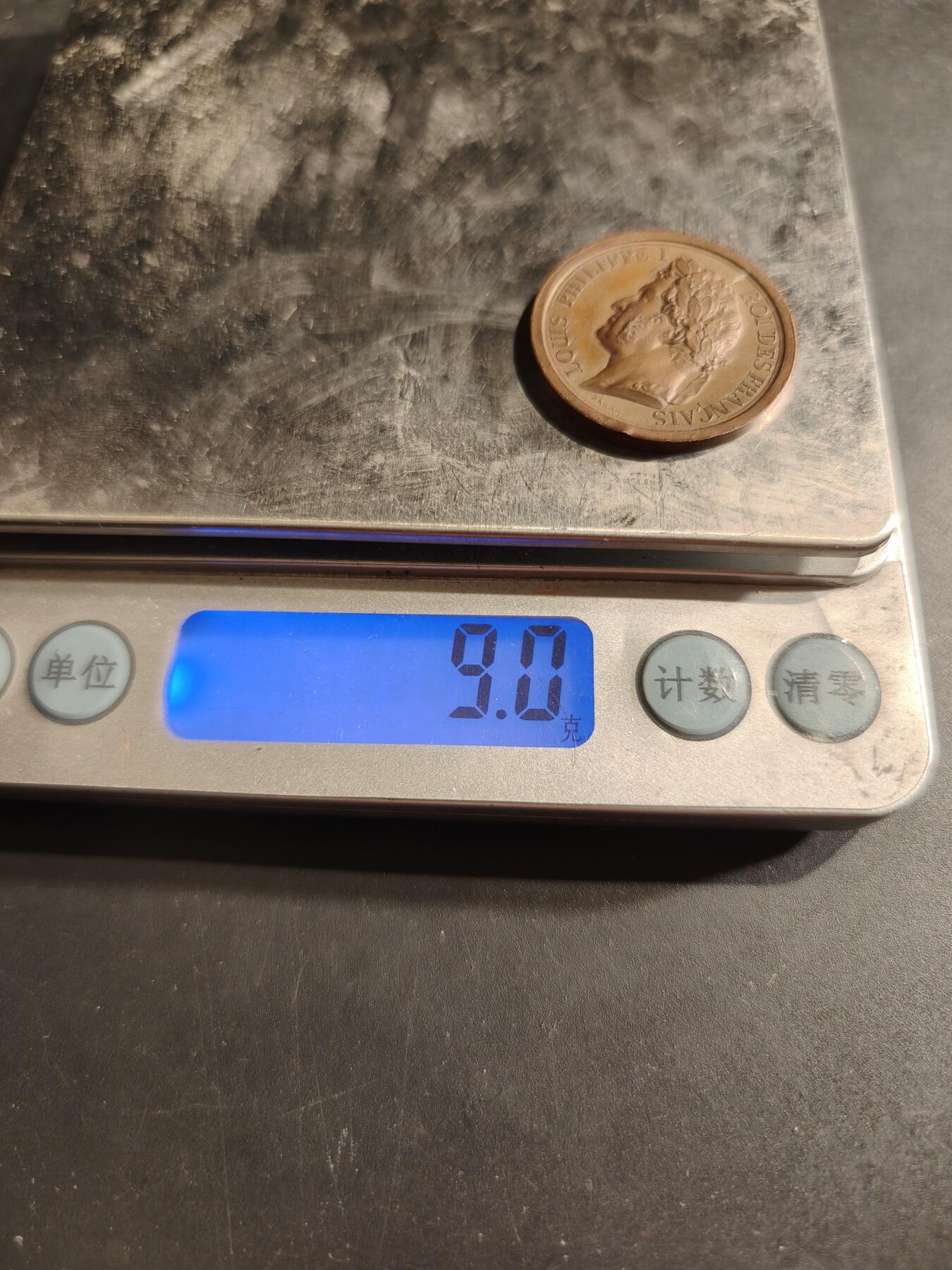 老王徽章第188期 法国1842年路易菲利普时期“军队致敬奥尔良公爵”大铜章      直径26mm    重量9g     早期手指边铭