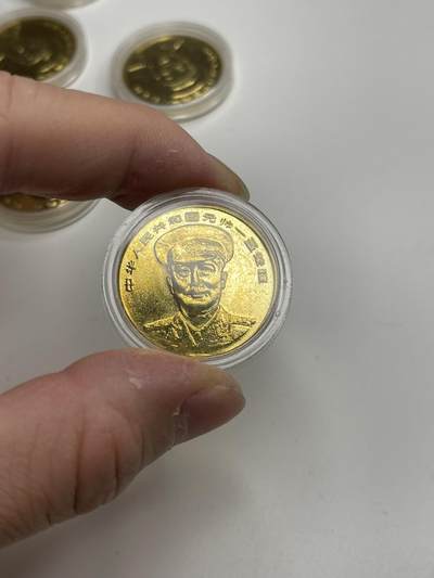 新时代收藏快速小拍 拍卖本周一线所得新货 欢迎关注 - 十大元帅纪念章 镀24 K金 聂荣臻 背后是三大勋章