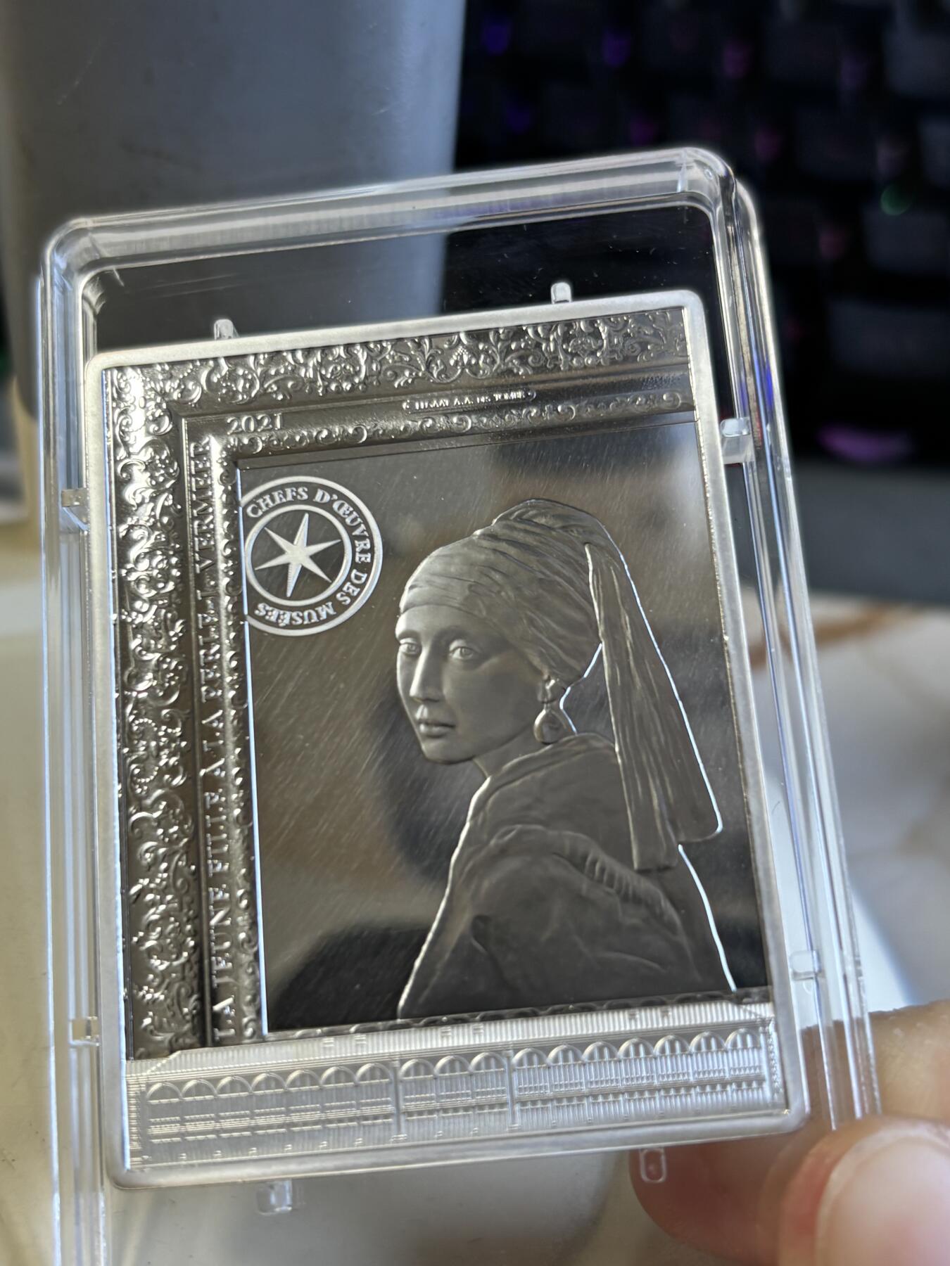 第195期拍卖 法国2021年名画系列戴珍珠耳环的少女100克银币，999银，发行500枚，侧看有丝痕