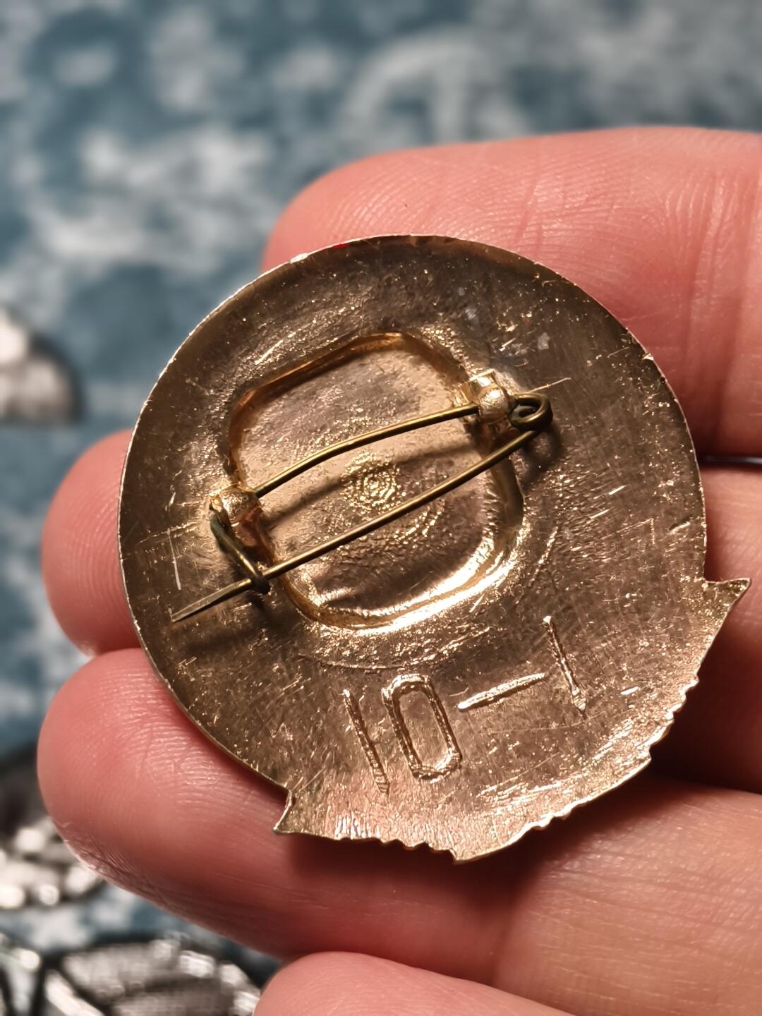 抚柳草堂-第十八期章牌钱币  奖章勋章限时免佣 满百包邮 放漏专场 六七十年代 毛主席像章 葵花异型 34*32左右