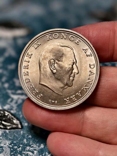 抚柳草堂-第二十六期章牌钱币  奖章勋章 满百包邮 放漏专场 1968丹麦弗雷德里克九世 贝内迪克特公主婚礼10克朗纪念银币 重20.5克 原光极美品