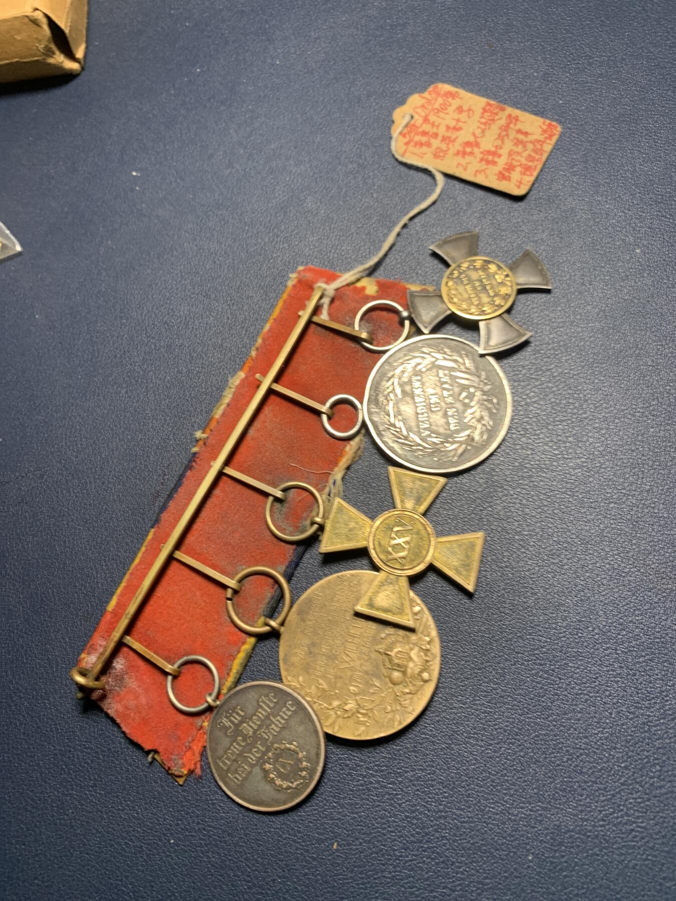 欢度清明，直接出价就行，这场不读秒到点直接结拍。 帝德普鲁士一战战前5联排，包含1900十字荣誉，常规荣誉，普鲁士25年服役，德皇百年奖章，巴登9年服役