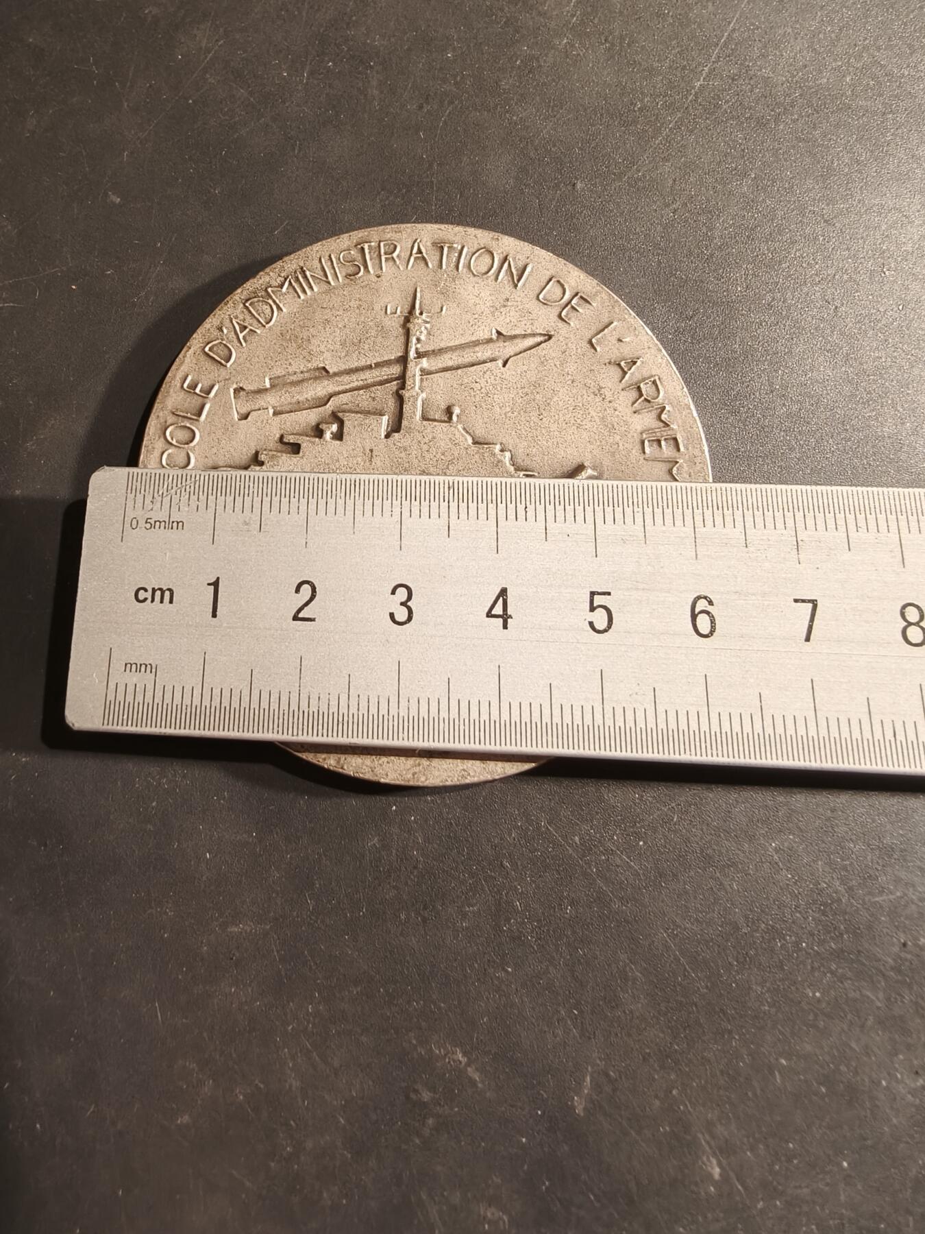 老王徽章第188期 法国国防部下属法国军备总局镀银纪念章     直径63mm    重量101.8g