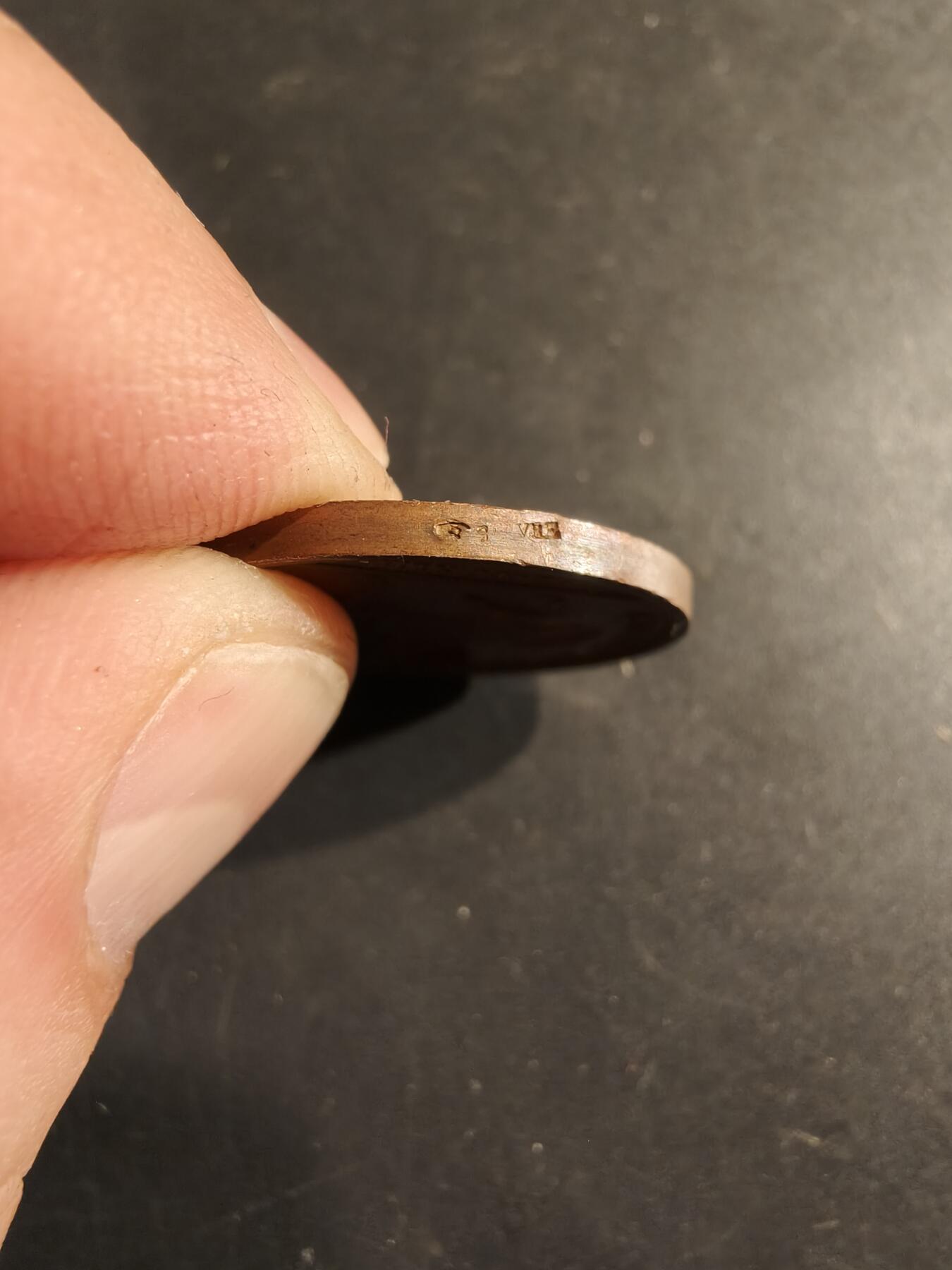 老王徽章第188期 法国1842年路易菲利普时期“军队致敬奥尔良公爵”大铜章      直径26mm    重量9g     早期手指边铭