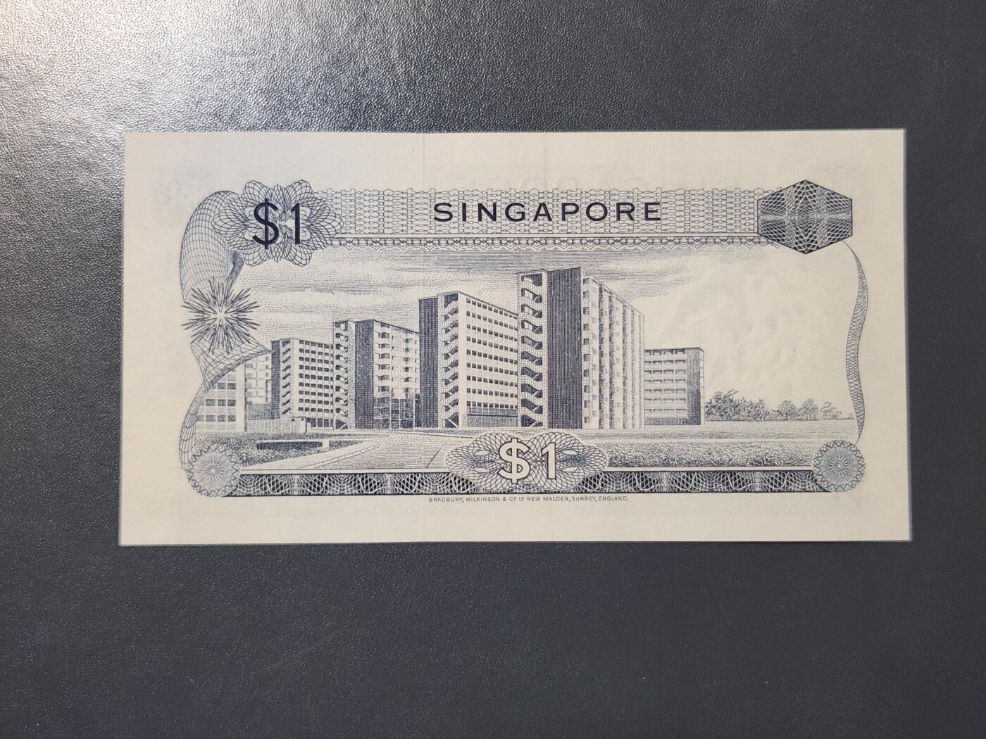 3月21号晚上8点 外国纸币自动截拍第42场 新加坡1972年 花版 有章1元 韩瑞生签名 新品