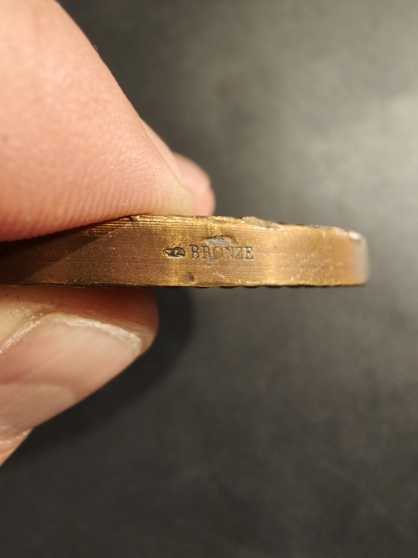 老王徽章第188期 法国“持镜女子与小天使”大铜章    带盒子    大师皮埃尔图林作品   装饰艺术名作     直径77mm     重量193.4g