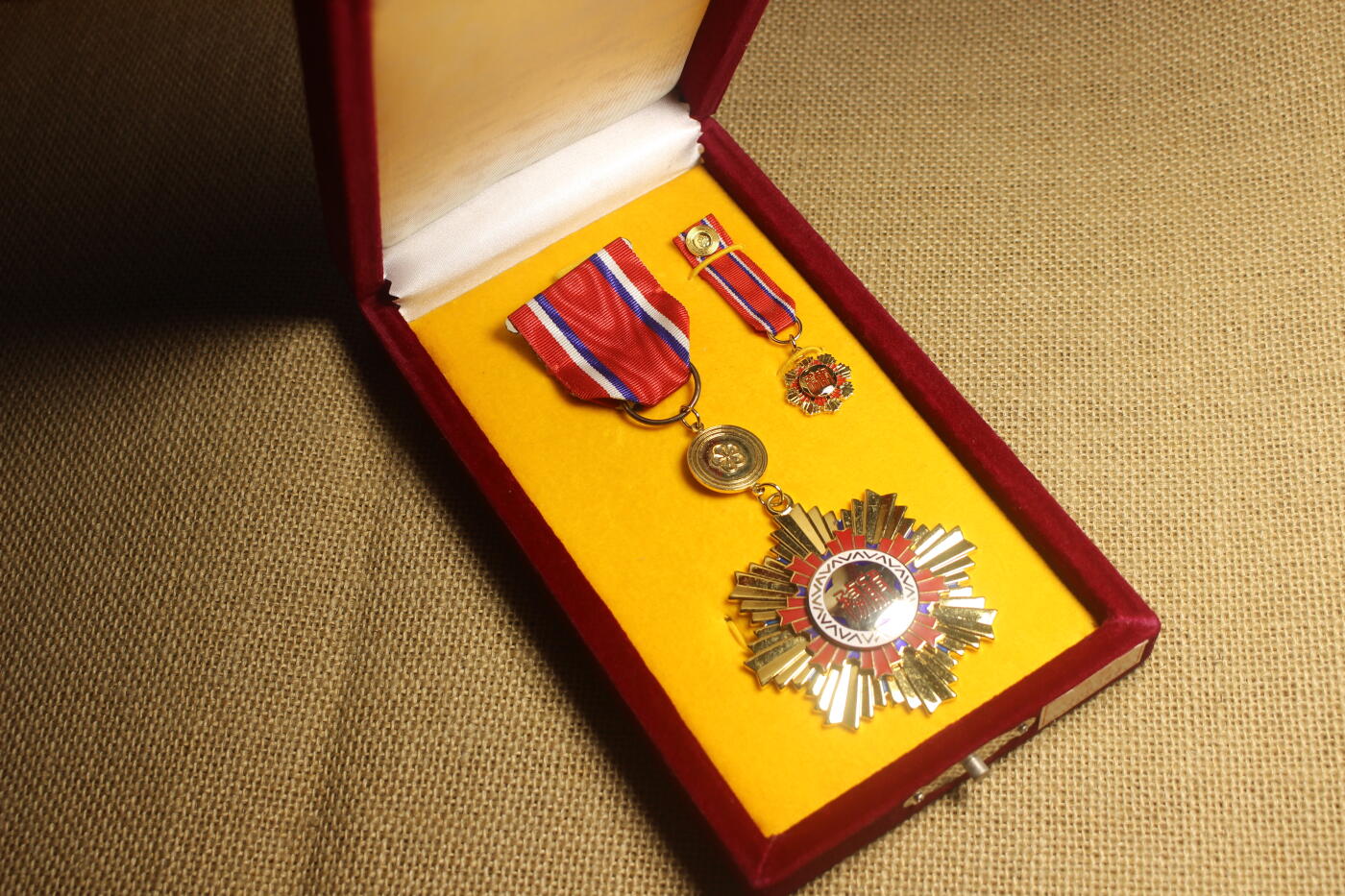 2026.3.25日系拍卖 台湾三等服务奖章，合金材质，章体体积巨大，库存品相