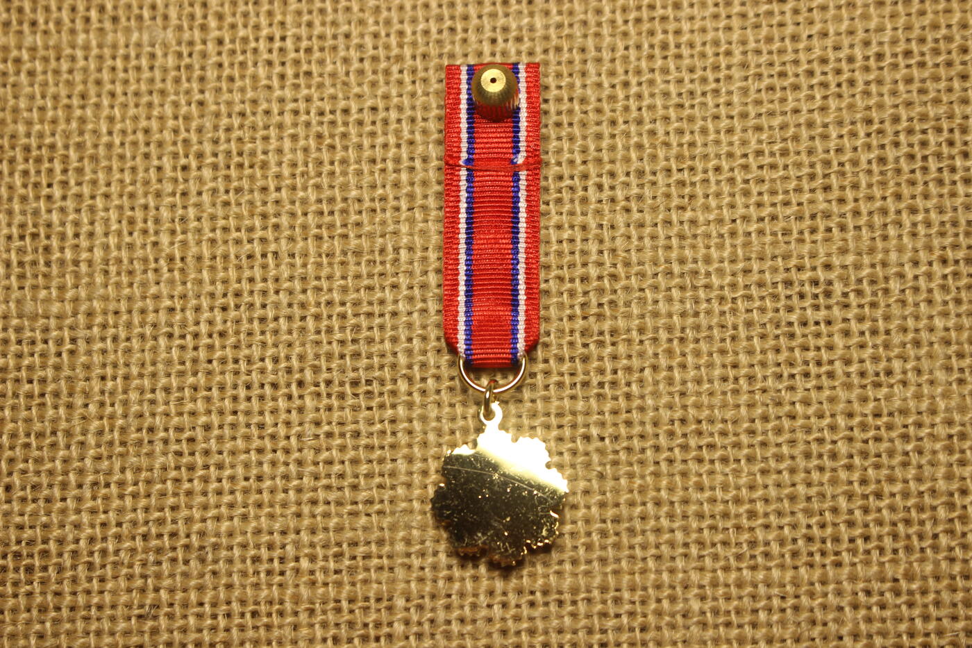 2026.3.25日系拍卖 台湾三等服务奖章，合金材质，章体体积巨大，库存品相