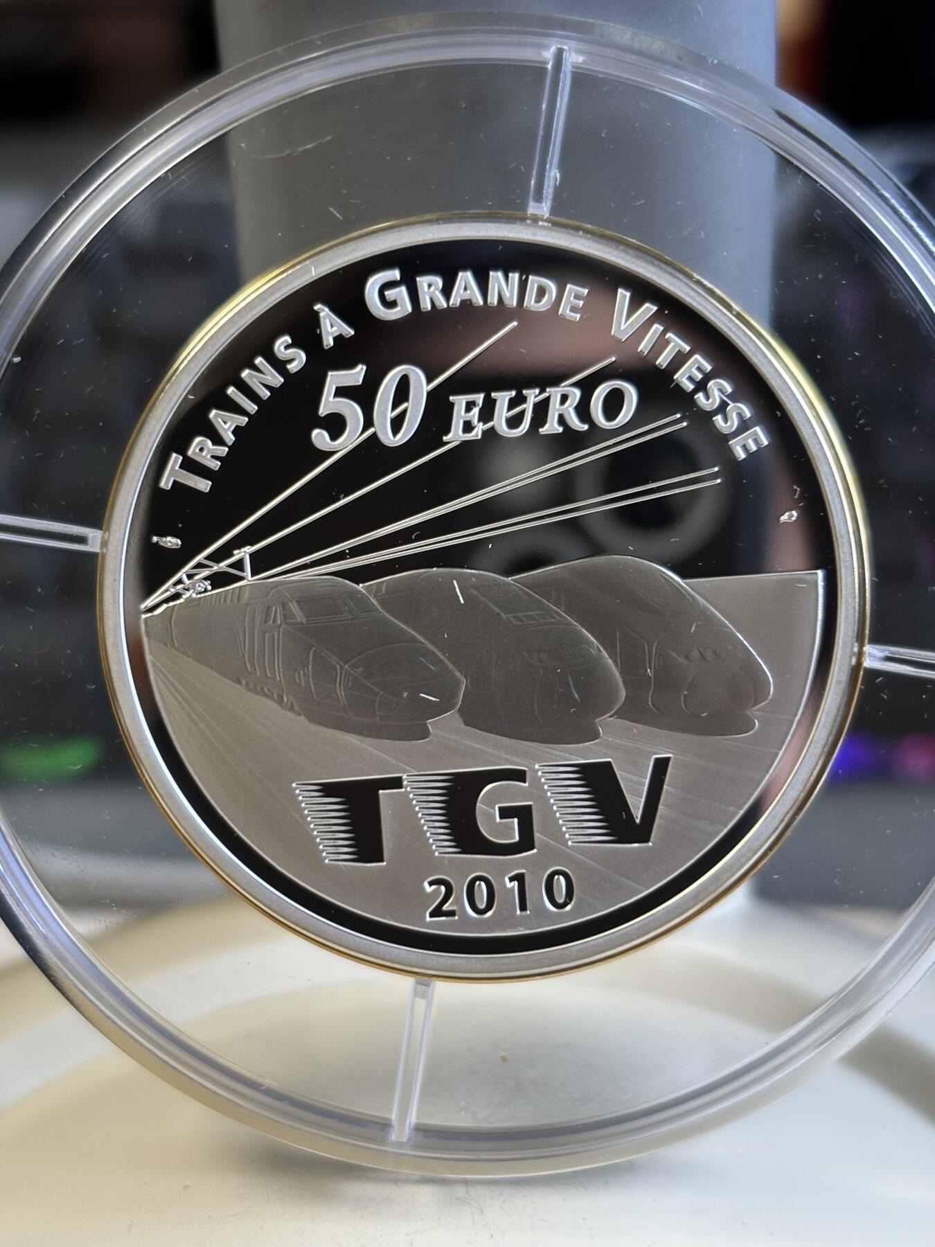 第195期拍卖 法国2010年发行高速列车TGV精制163.8克纪念银币，950银，发行500枚，边缘有氧化