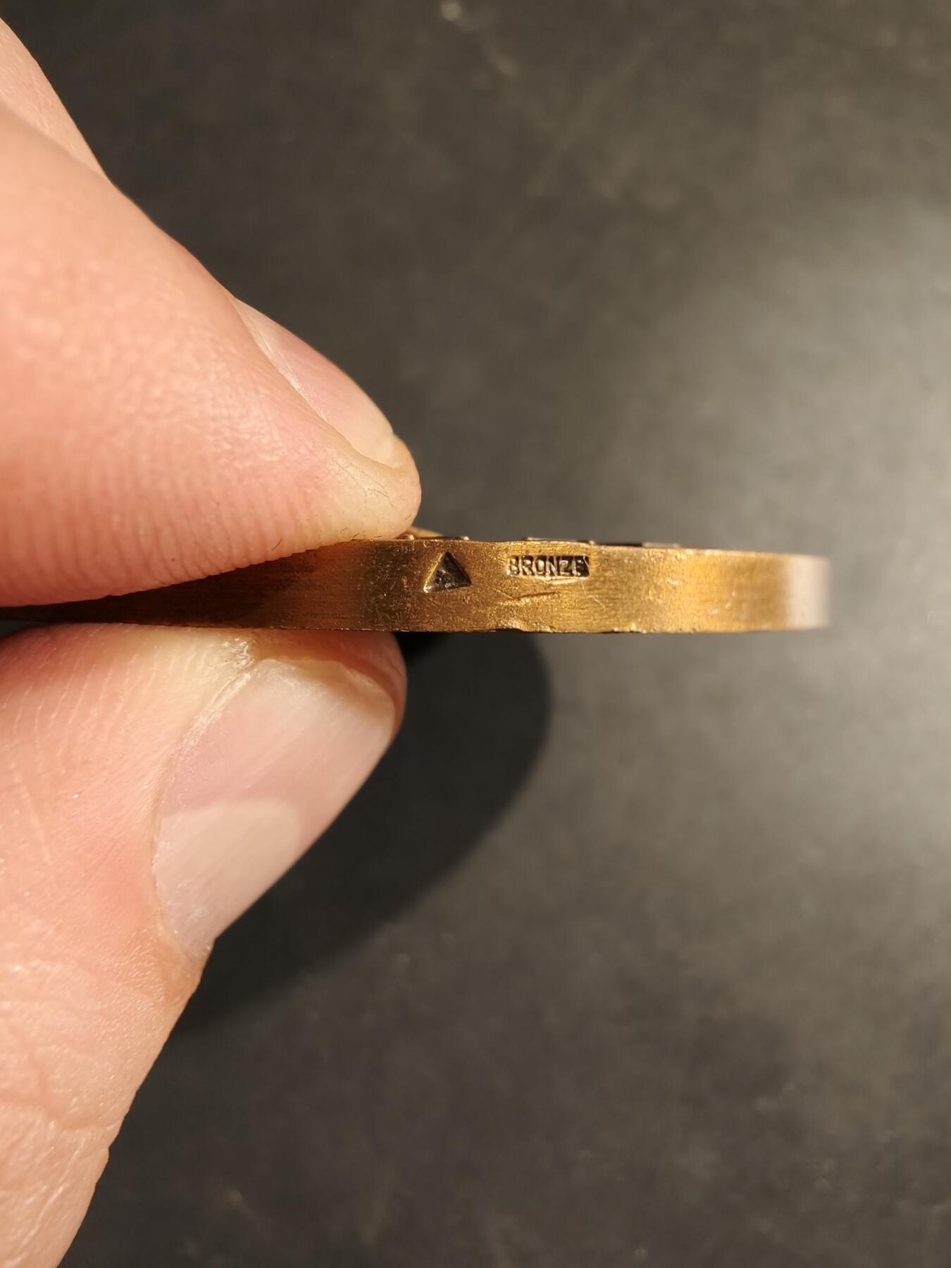 老王徽章第188期 法国驻勒皮埃纳第18通信团大铜章    直径59mm    重量91.3g