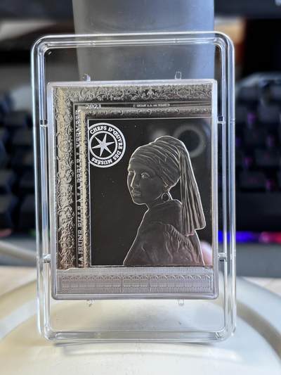 第195期拍卖 - 法国2021年名画系列戴珍珠耳环的少女100克银币，999银，发行500枚，侧看有丝痕