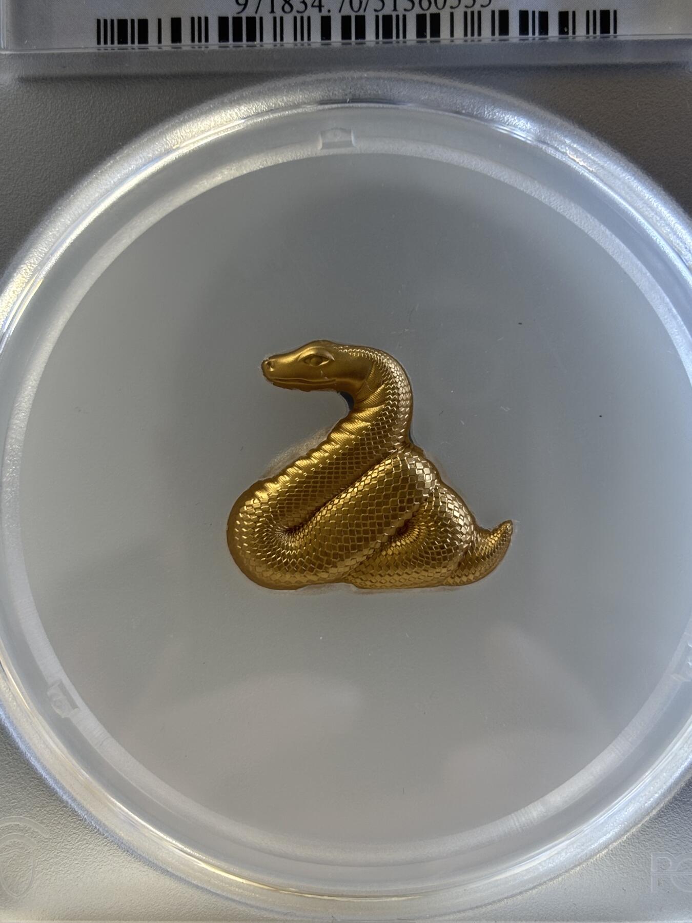 第195期拍卖 蒙古2025年灵蛇农历蛇年1盎司异形镀金纪念银币PCGS70首，999银镀金，发行888枚