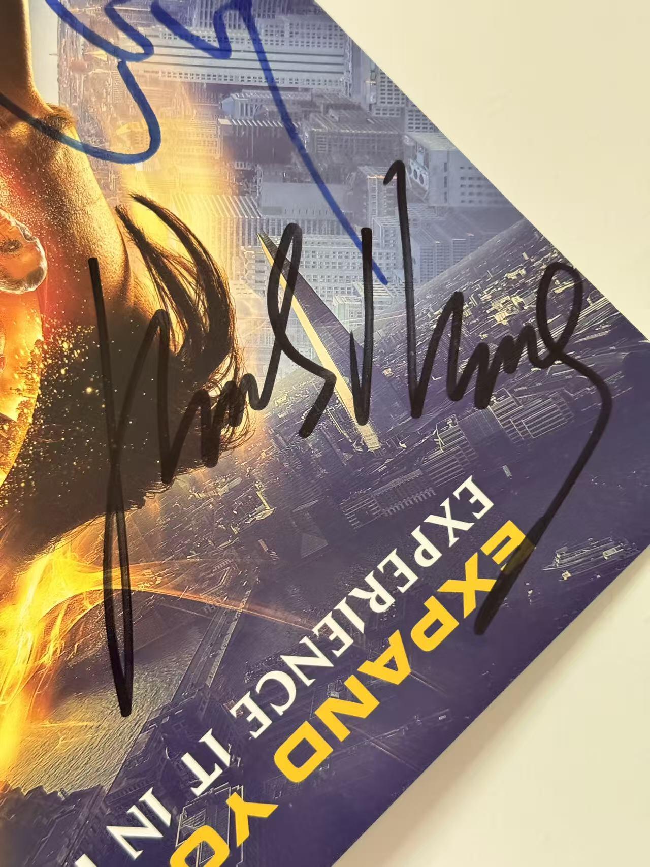 零元拍：《奇异博士》IMAX零点海报，签于美国当地时间2016年10月20日在洛杉矶举行的影片全球首映礼。尺寸：285X420MM。六位签名卡司名录： "博士"本尼迪克特·康伯巴奇 "古一"蒂尔达·斯文顿 "克里斯汀·帕尔默"瑞秋·麦克亚当斯 "卡西利亚斯"麦斯·米科尔森(汉尼拔) "莫度"切瓦特·埃加福特 "王"本尼迪克特·王