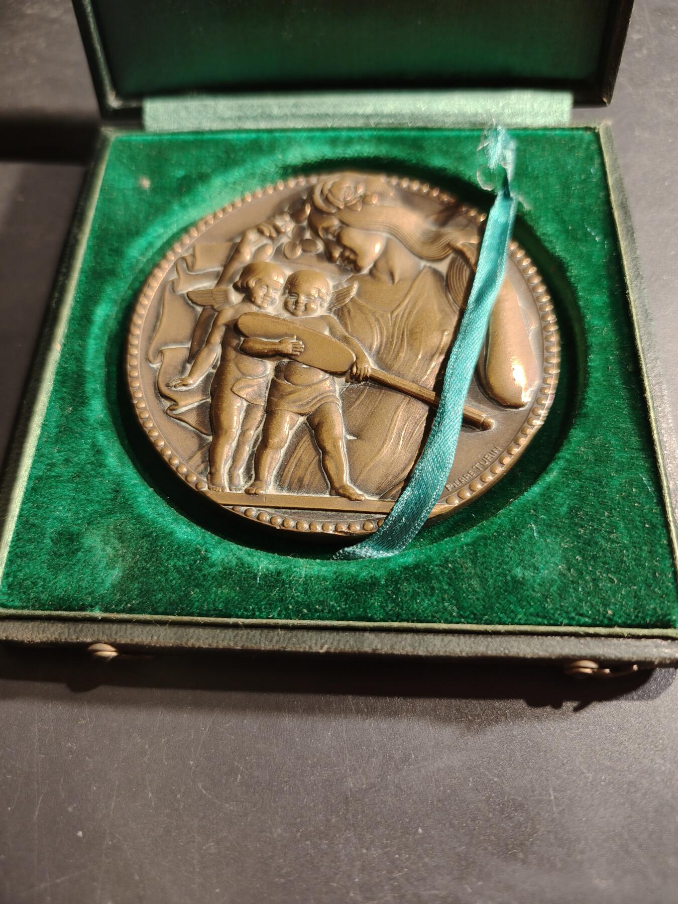 老王徽章第188期 法国“持镜女子与小天使”大铜章    带盒子    大师皮埃尔图林作品   装饰艺术名作     直径77mm     重量193.4g