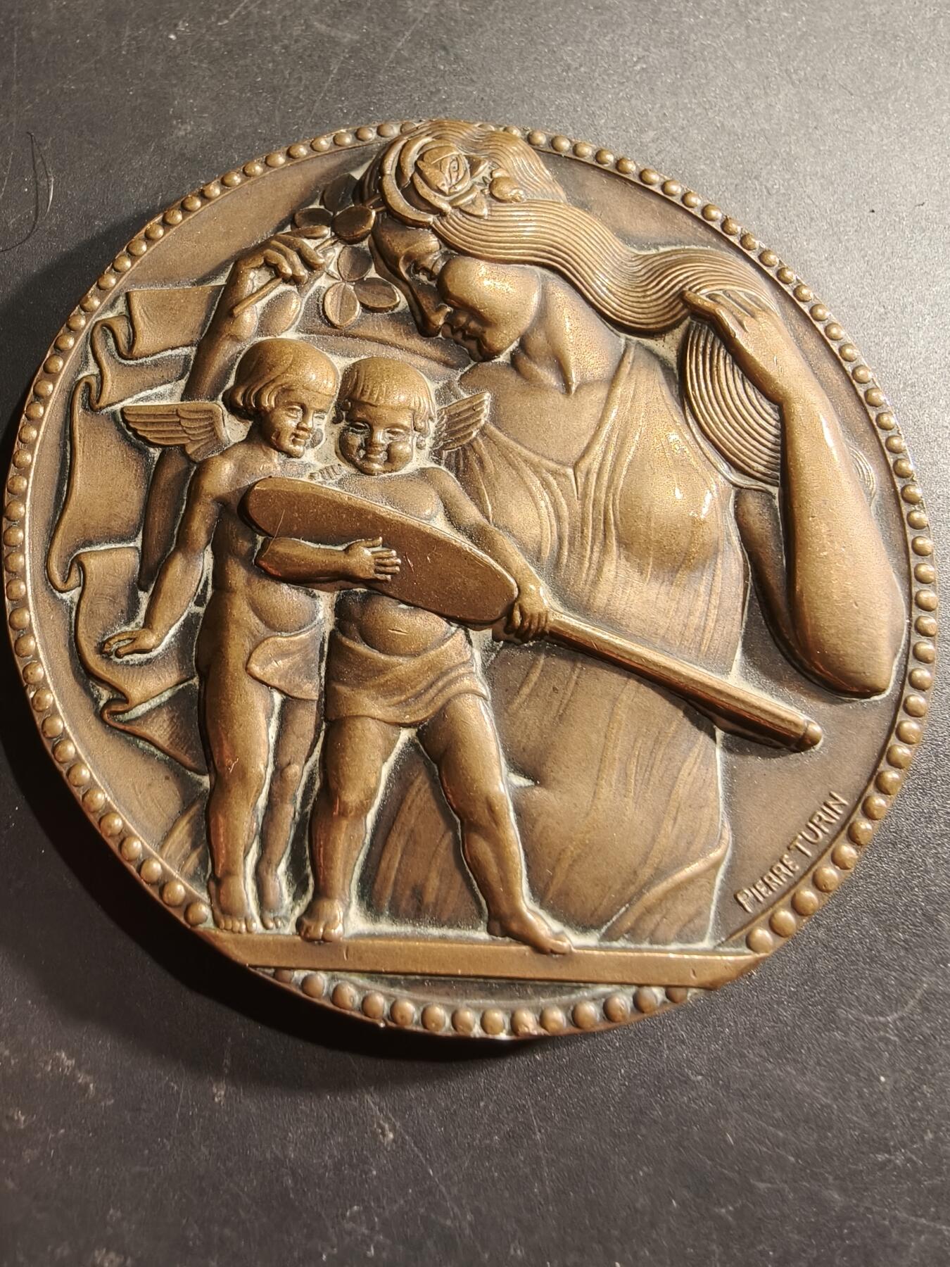 老王徽章第188期 法国“持镜女子与小天使”大铜章    带盒子    大师皮埃尔图林作品   装饰艺术名作     直径77mm     重量193.4g