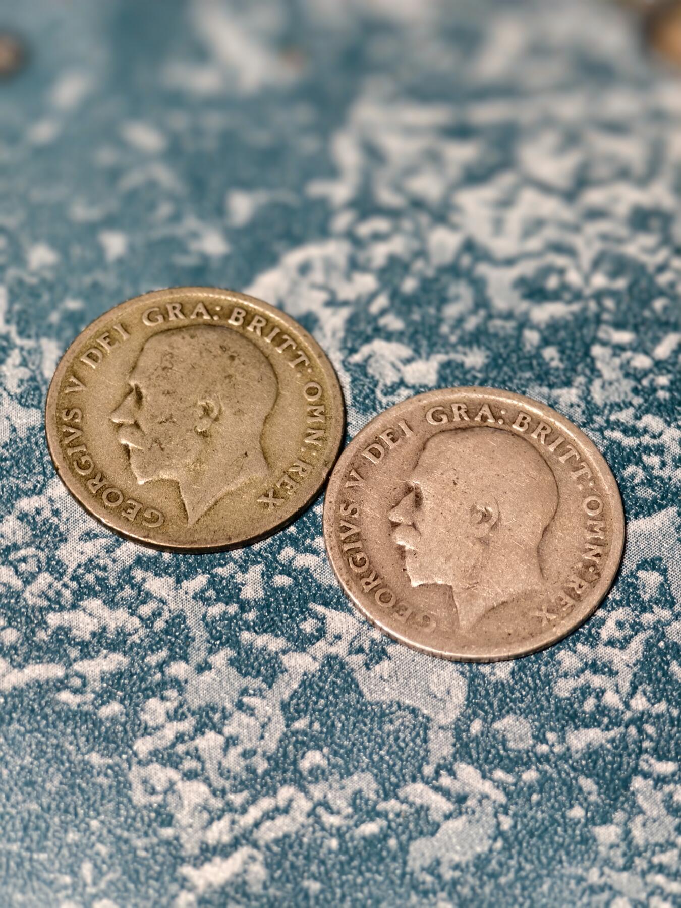 抚柳草堂-第十八期章牌钱币  奖章勋章限时免佣 满百包邮 放漏专场 1914 1921乔治五世6便士银币两枚 1914高银版 流通品相 重5.3g