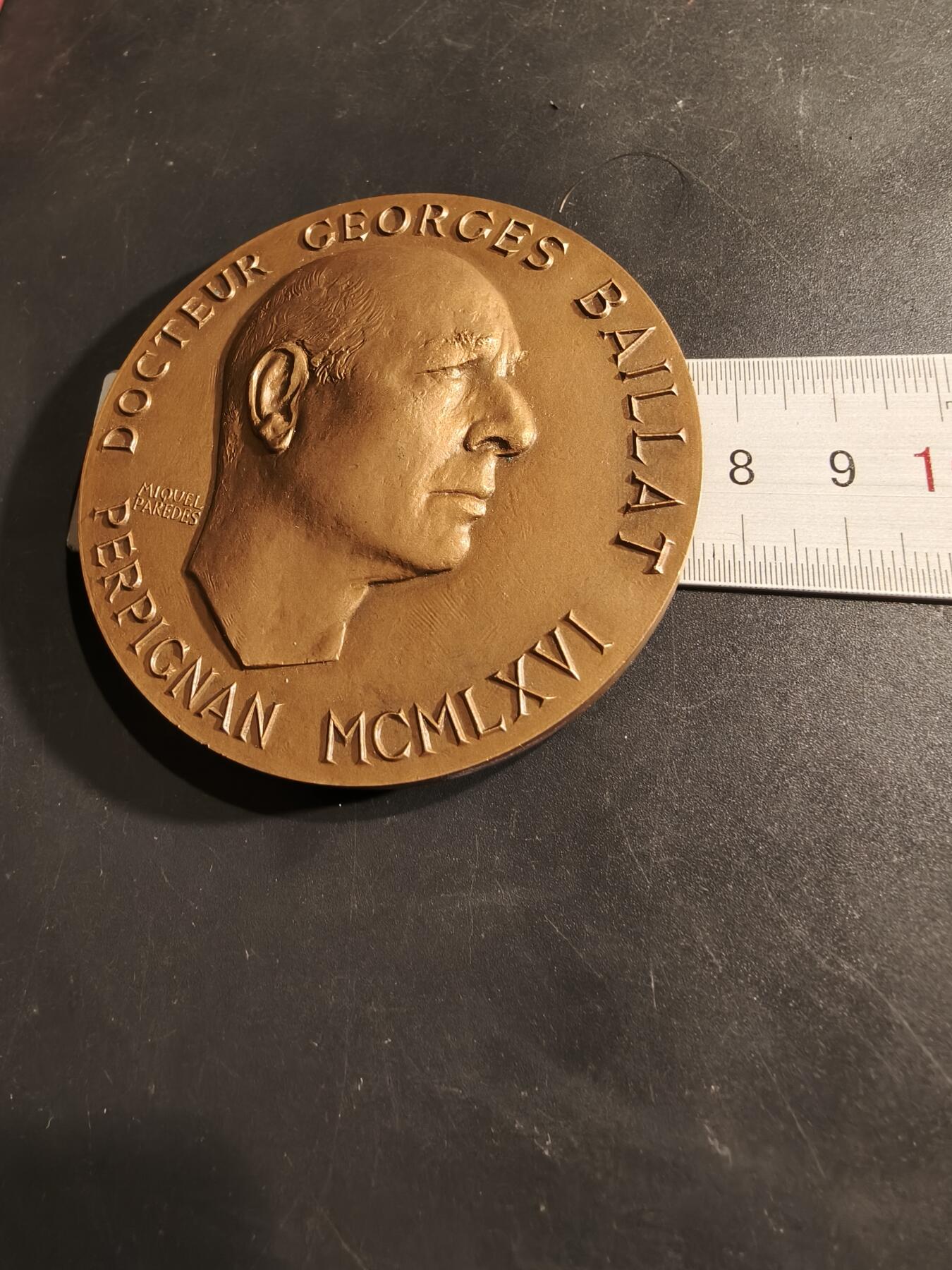 老王徽章第188期 法国乔治拜亚医生大铜章    原盒      乔治·拜亚（1896–1987）是法国著名的医生、二战时期的抵抗战士以及政治家，他曾担任佩皮尼昂地区医师公会首任系主任      直径76mm     重量240.5g