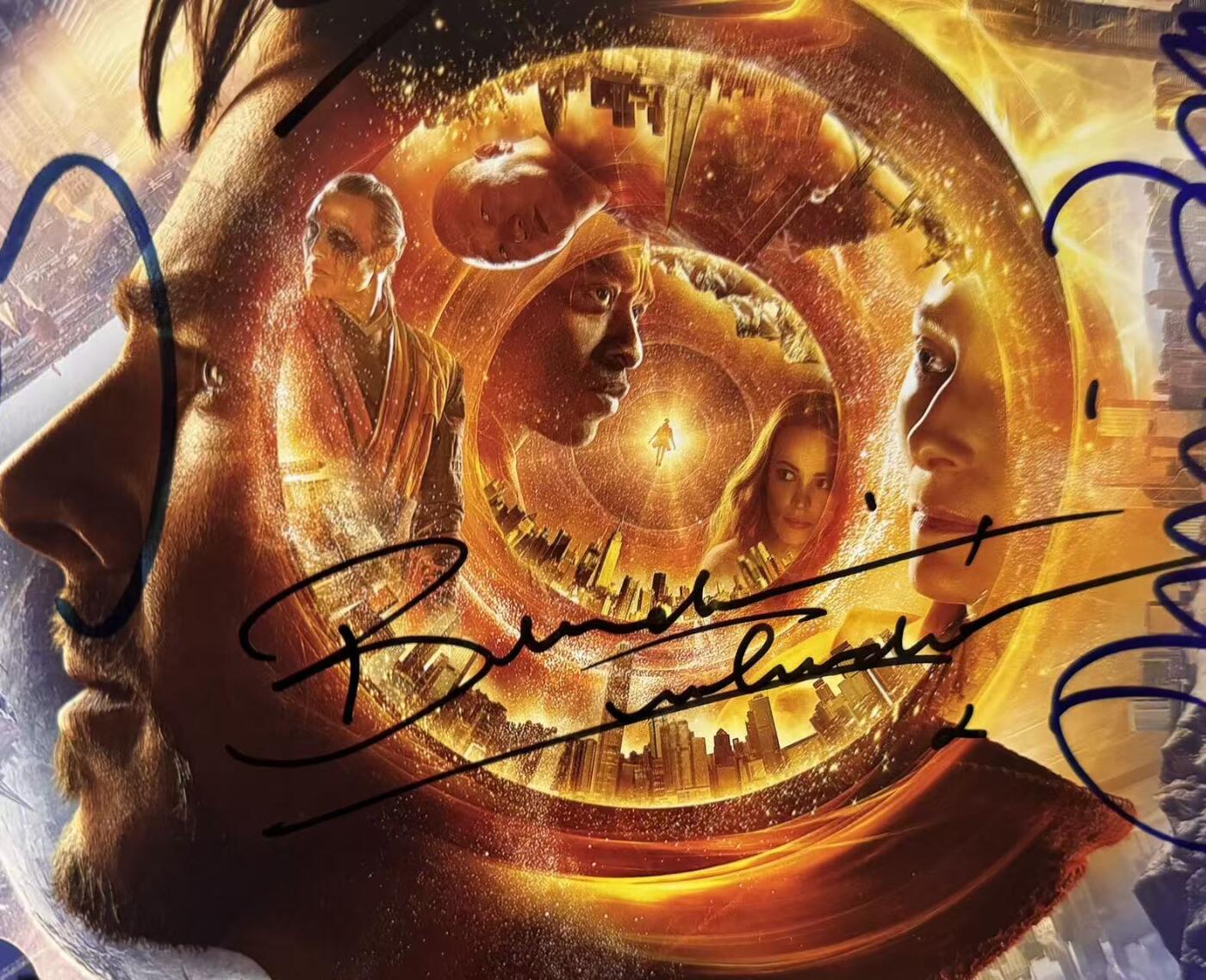 零元拍：《奇异博士》IMAX零点海报，签于美国当地时间2016年10月20日在洛杉矶举行的影片全球首映礼。尺寸：285X420MM。六位签名卡司名录： "博士"本尼迪克特·康伯巴奇 "古一"蒂尔达·斯文顿 "克里斯汀·帕尔默"瑞秋·麦克亚当斯 "卡西利亚斯"麦斯·米科尔森(汉尼拔) "莫度"切瓦特·埃加福特 "王"本尼迪克特·王