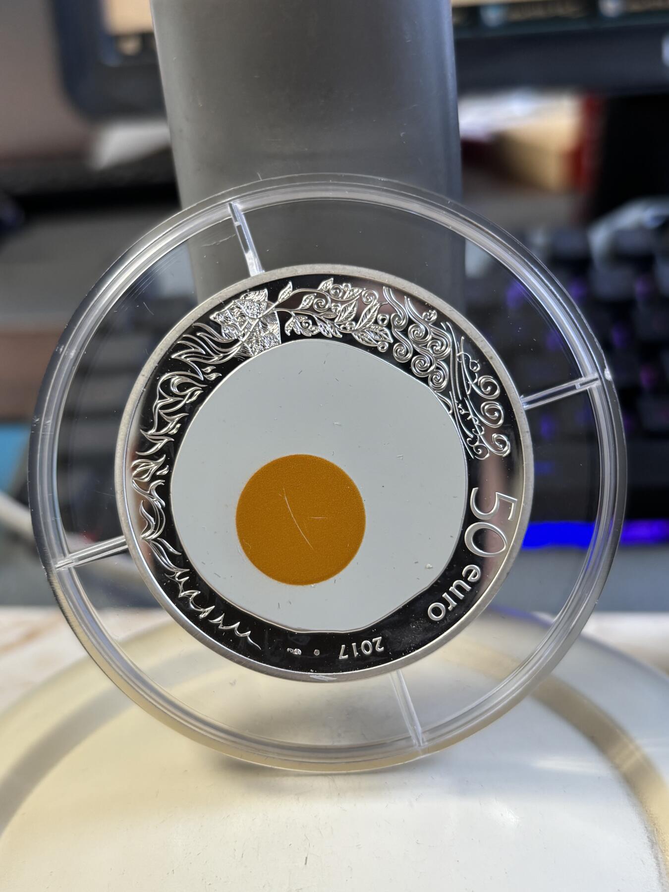 第195期拍卖 获奖法国2017年米其林季萨瓦餐厅的鸡蛋5盎司银币，950银，发行500枚，有瑕疵，获克劳斯2019年度最佳银币